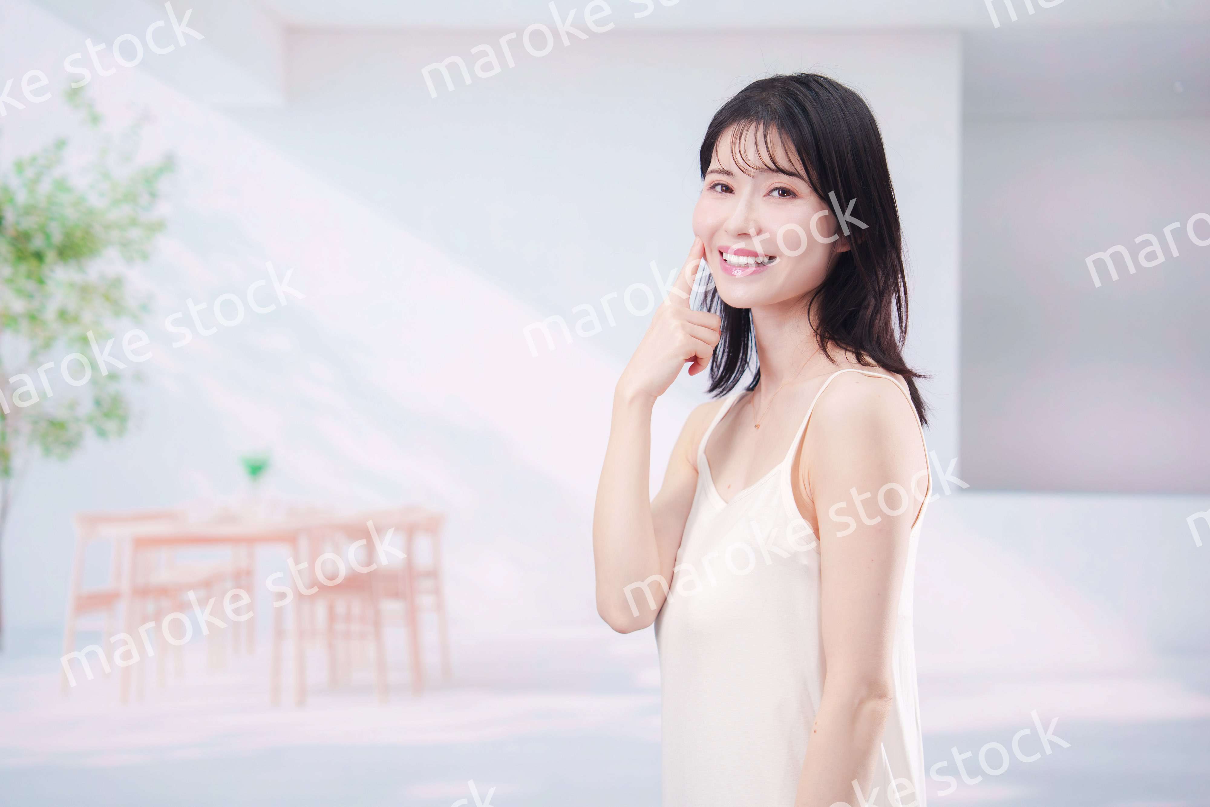 家で肌の調子を整える若い女性