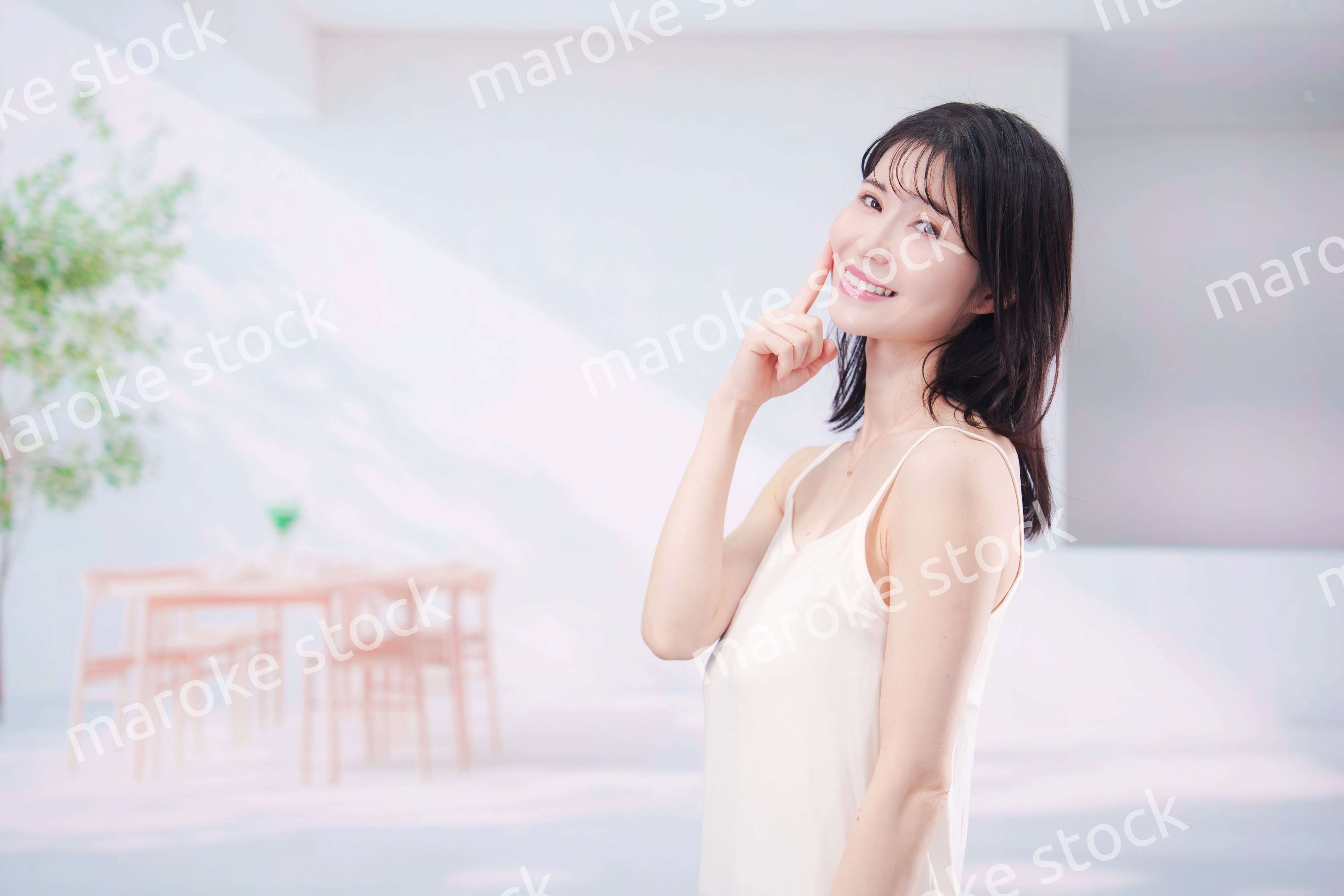 家で肌の調子を整える若い女性