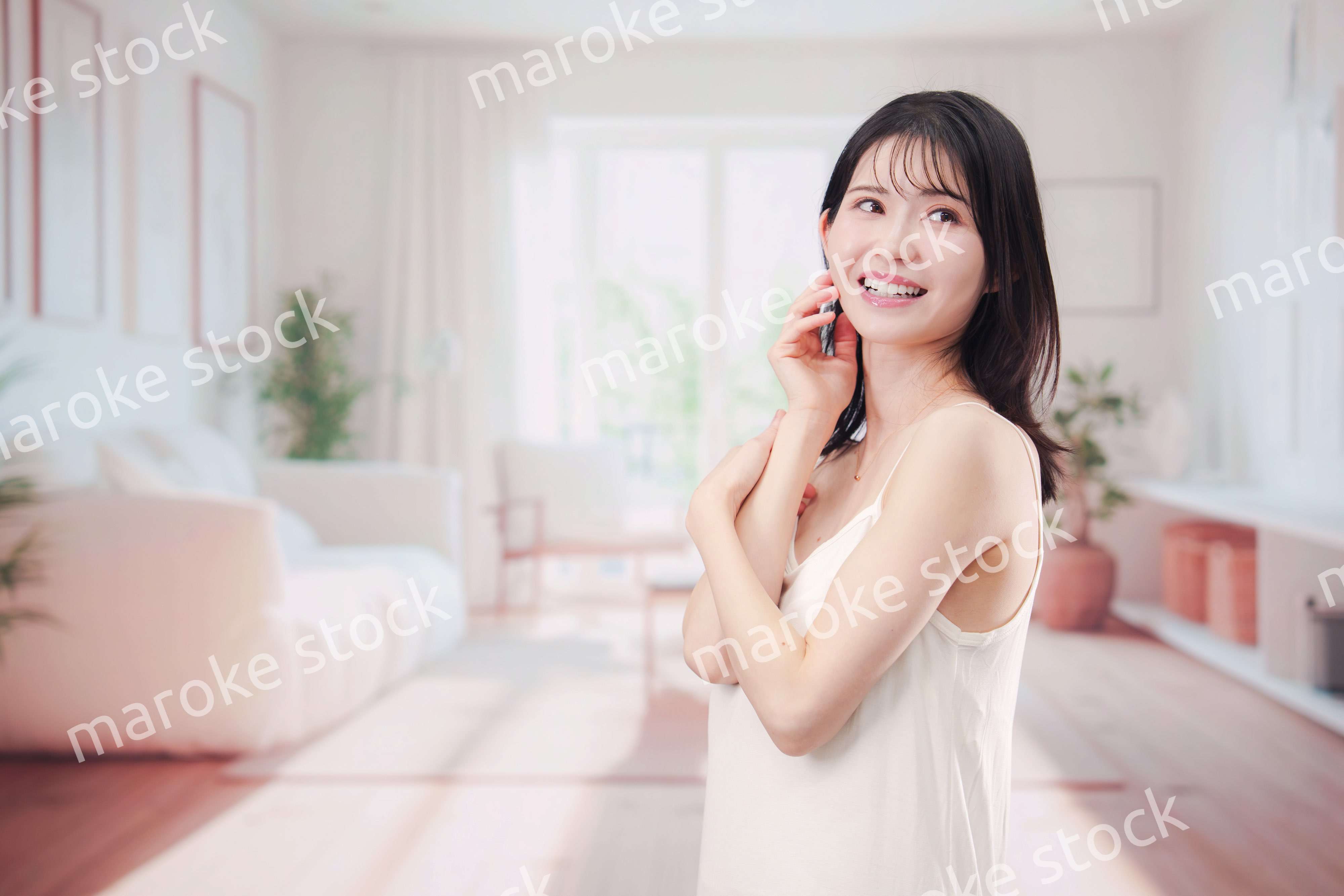 部屋でビューティケアをする若い女性