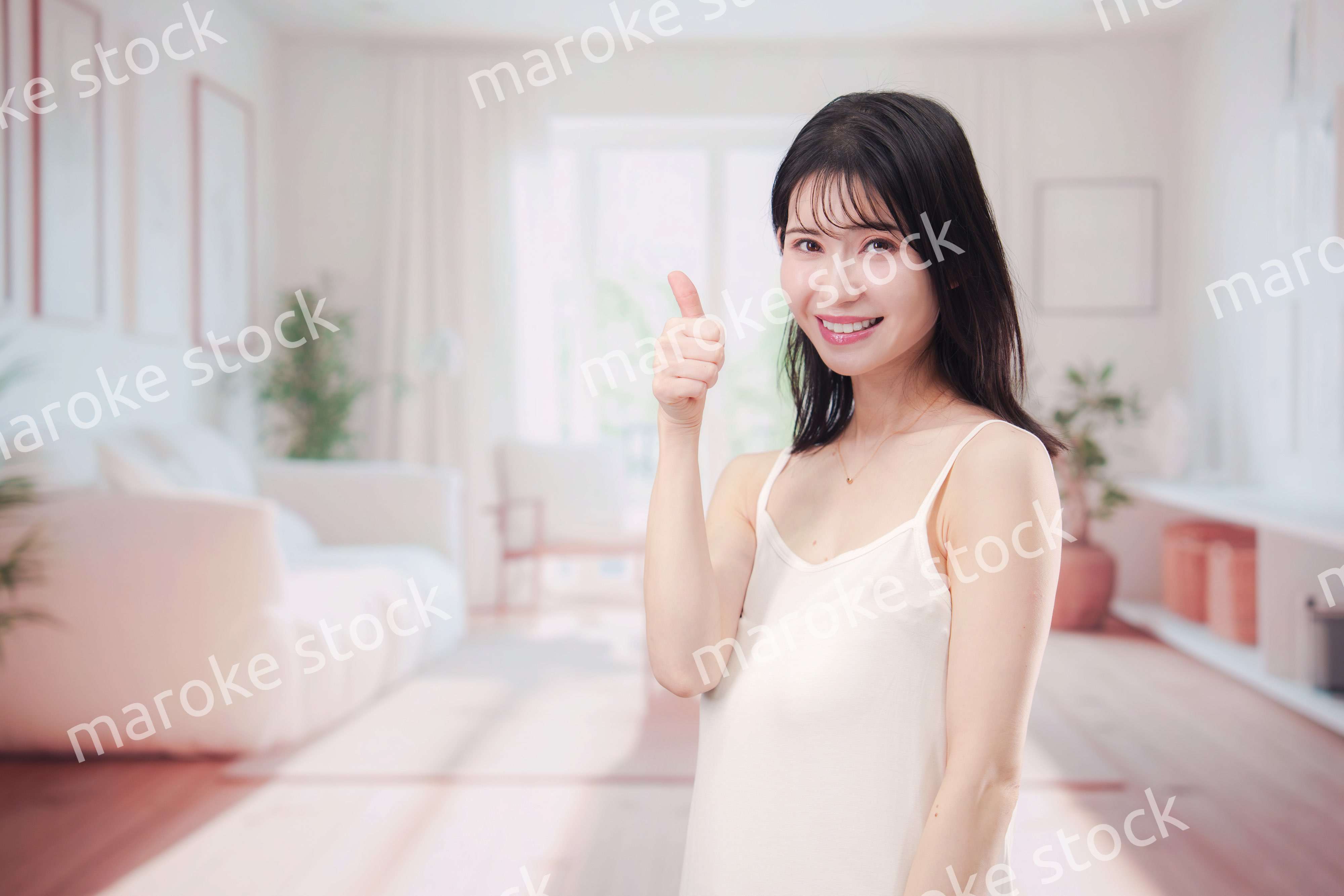 部屋でビューティケアをする若い女性