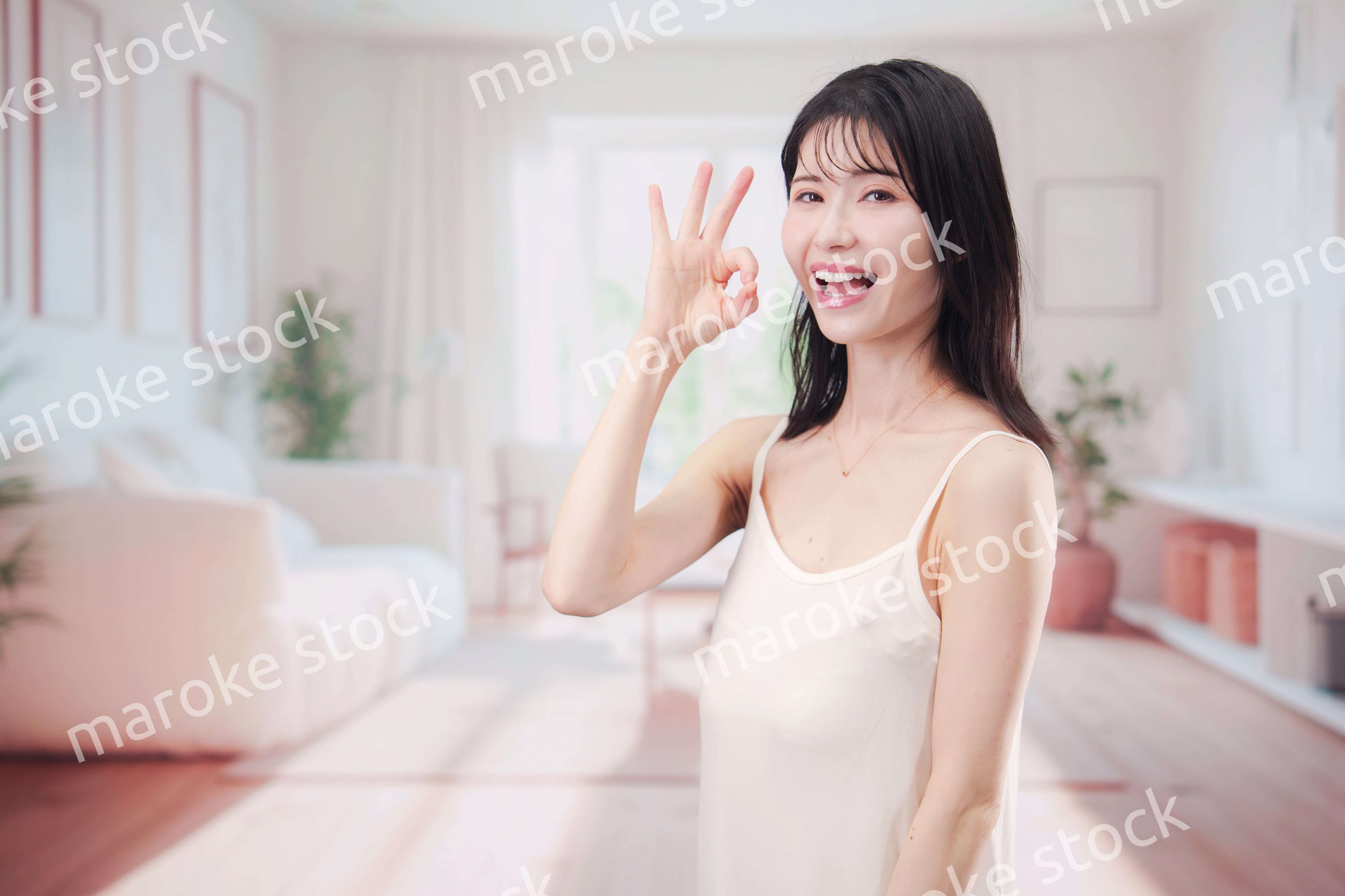 部屋でビューティケアをする若い女性