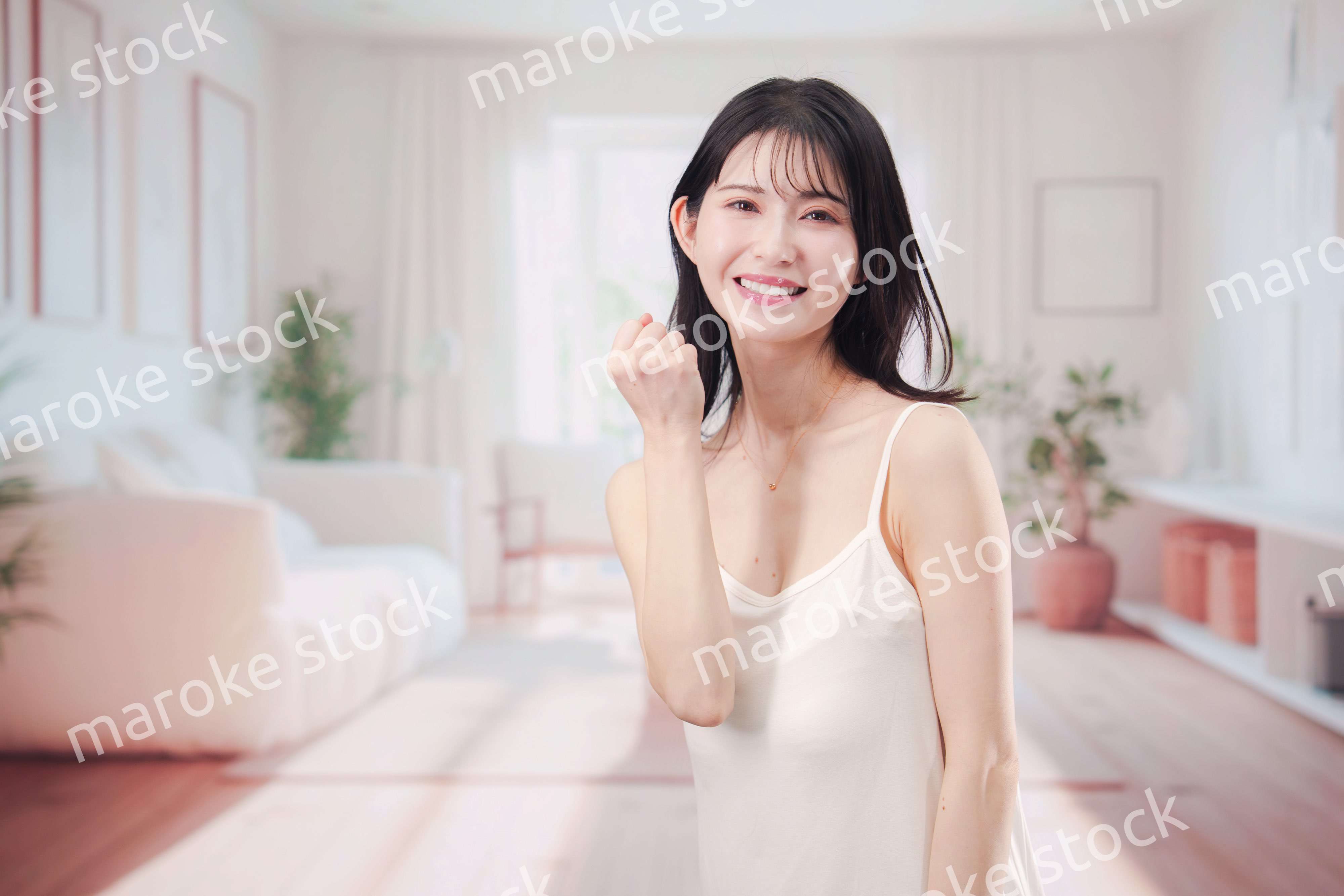 部屋でビューティケアをする若い女性