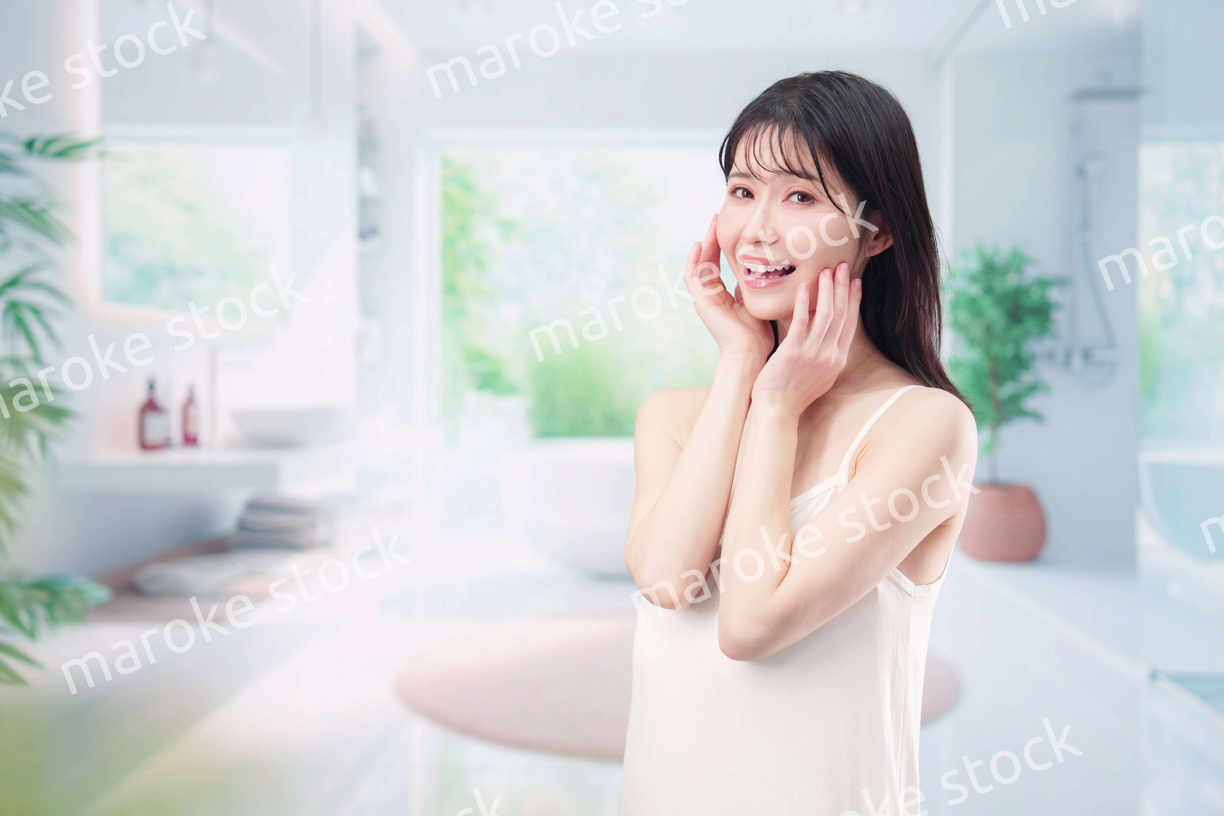 家でスキンケアをする若い女性