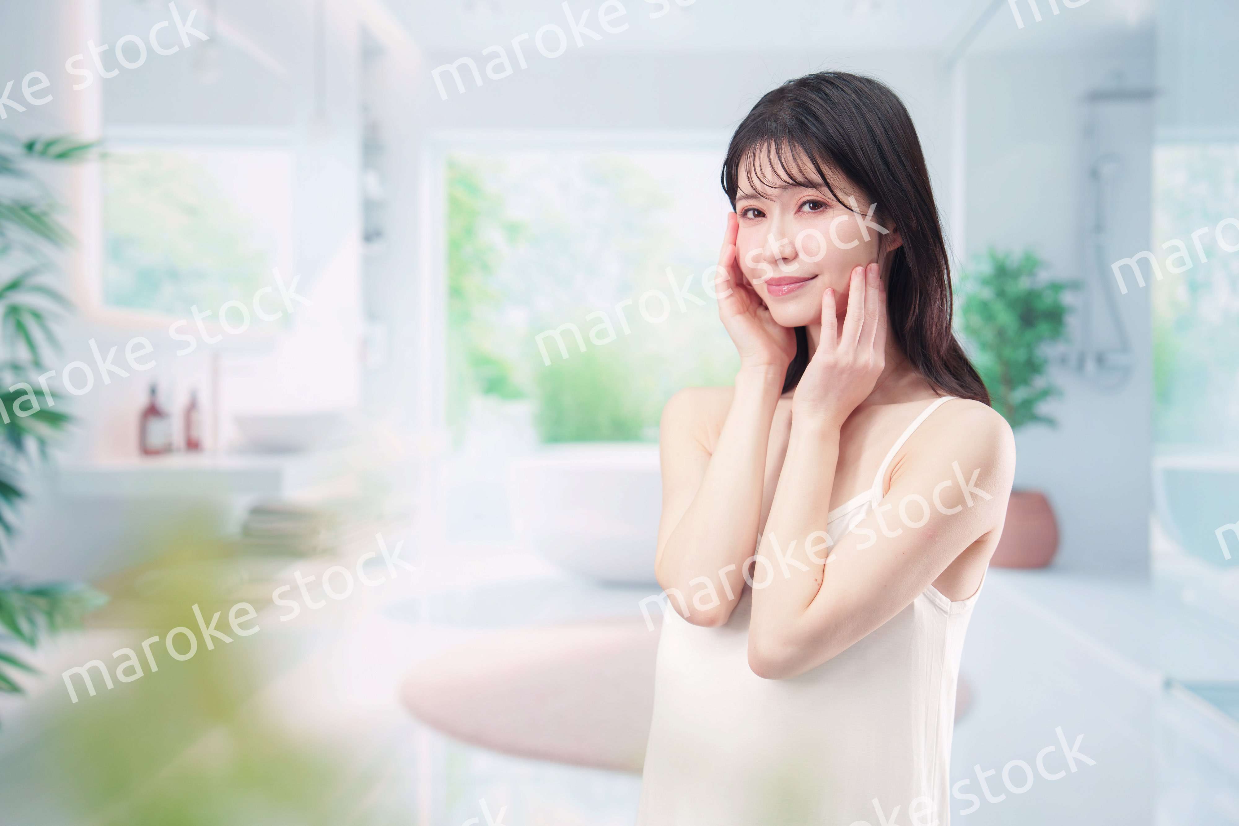 家でスキンケアをする若い女性