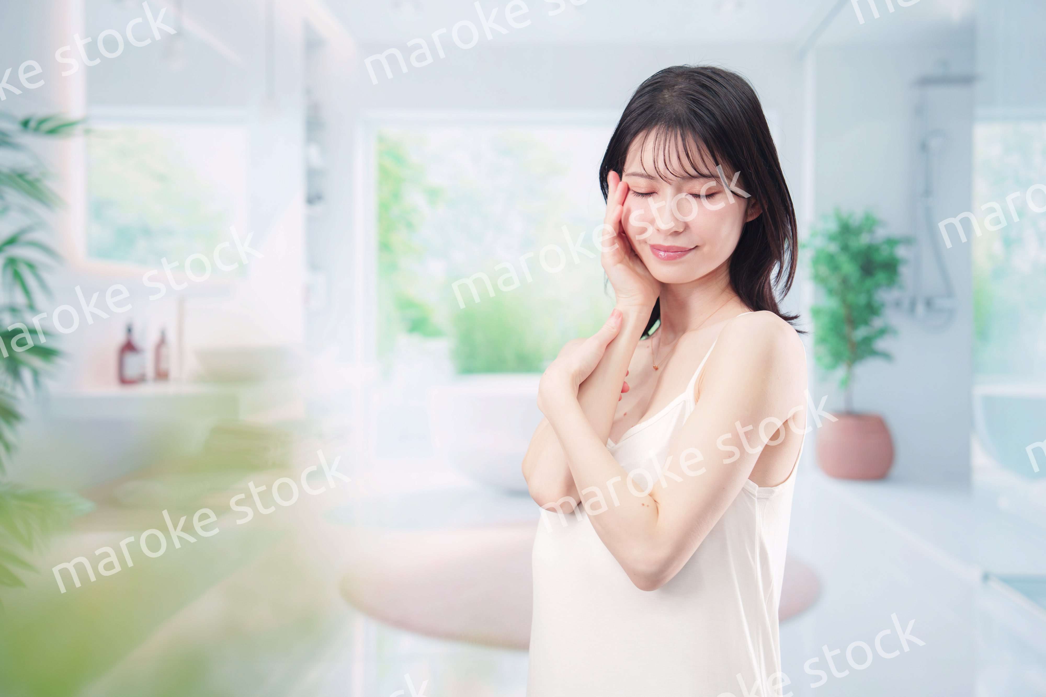 家でスキンケアをする若い女性