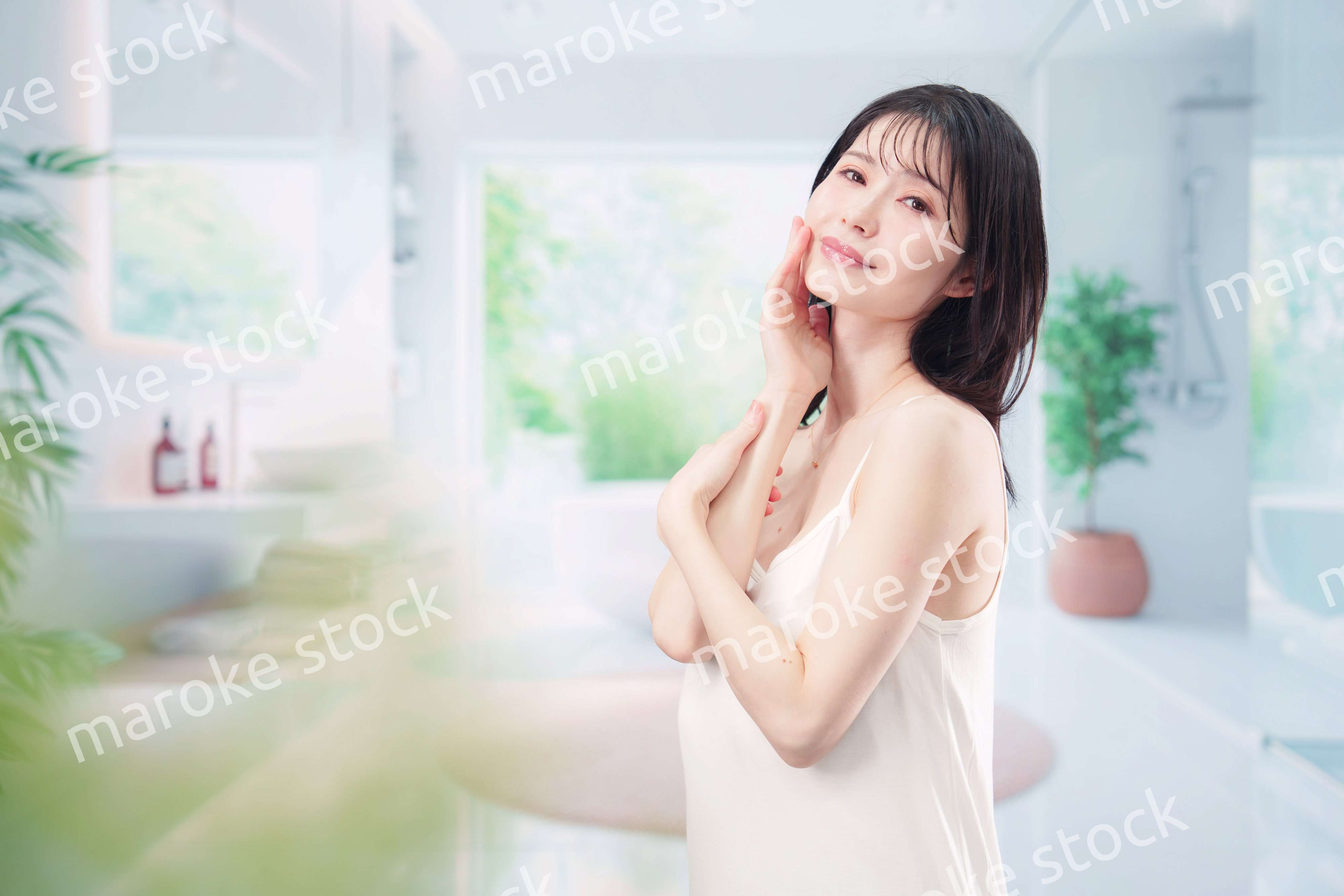 家でスキンケアをする若い女性