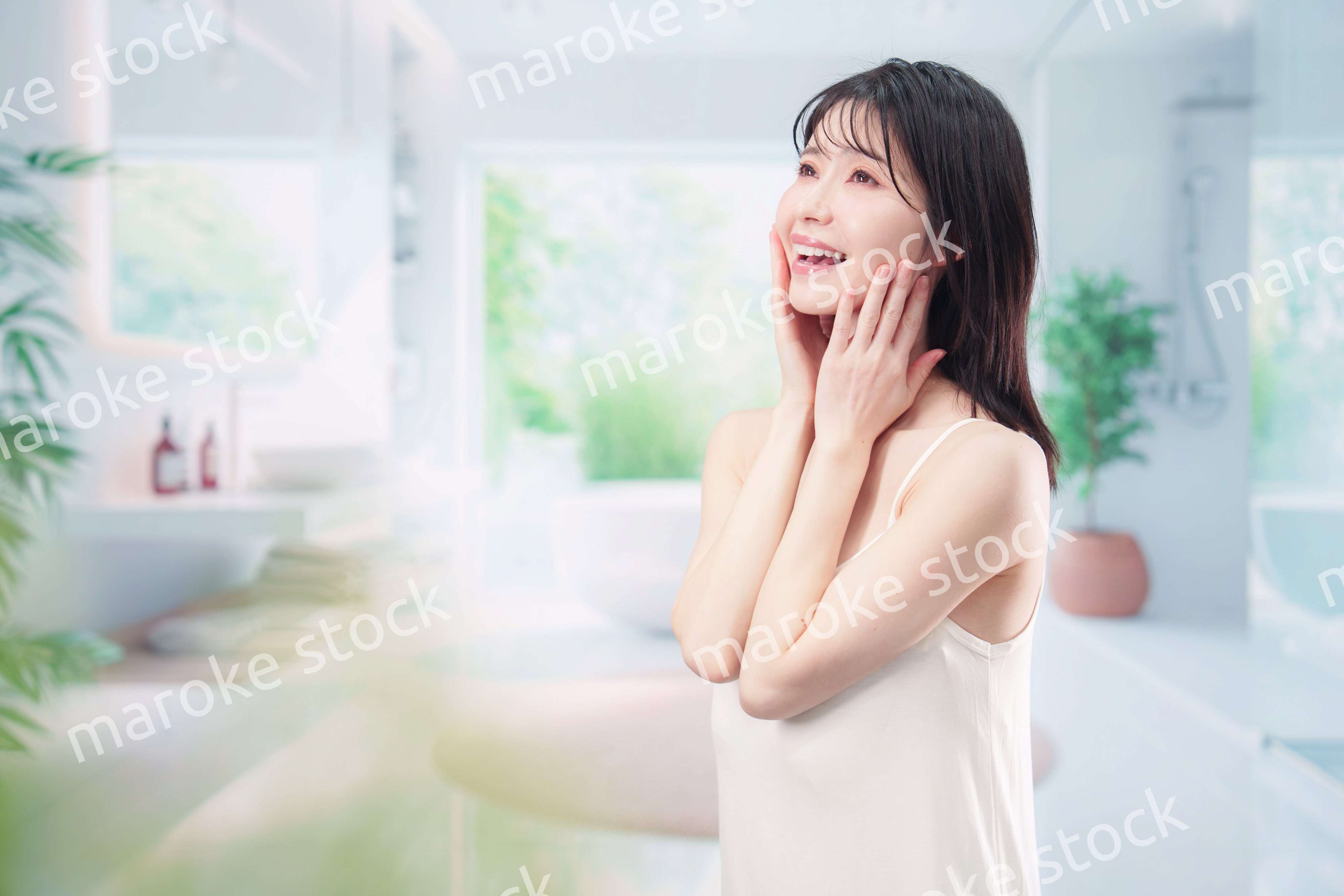 家でスキンケアをする若い女性