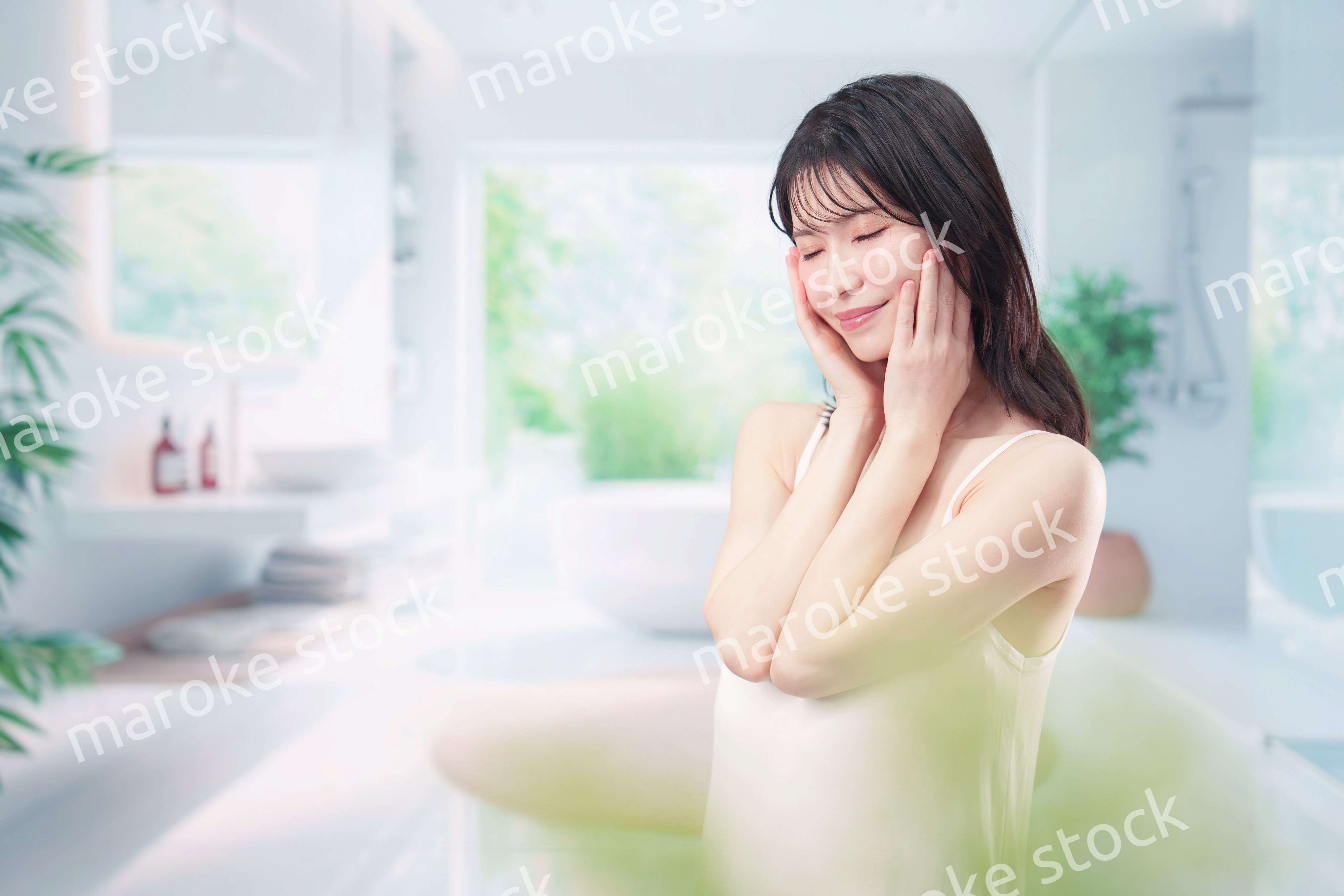 家でスキンケアをする若い女性