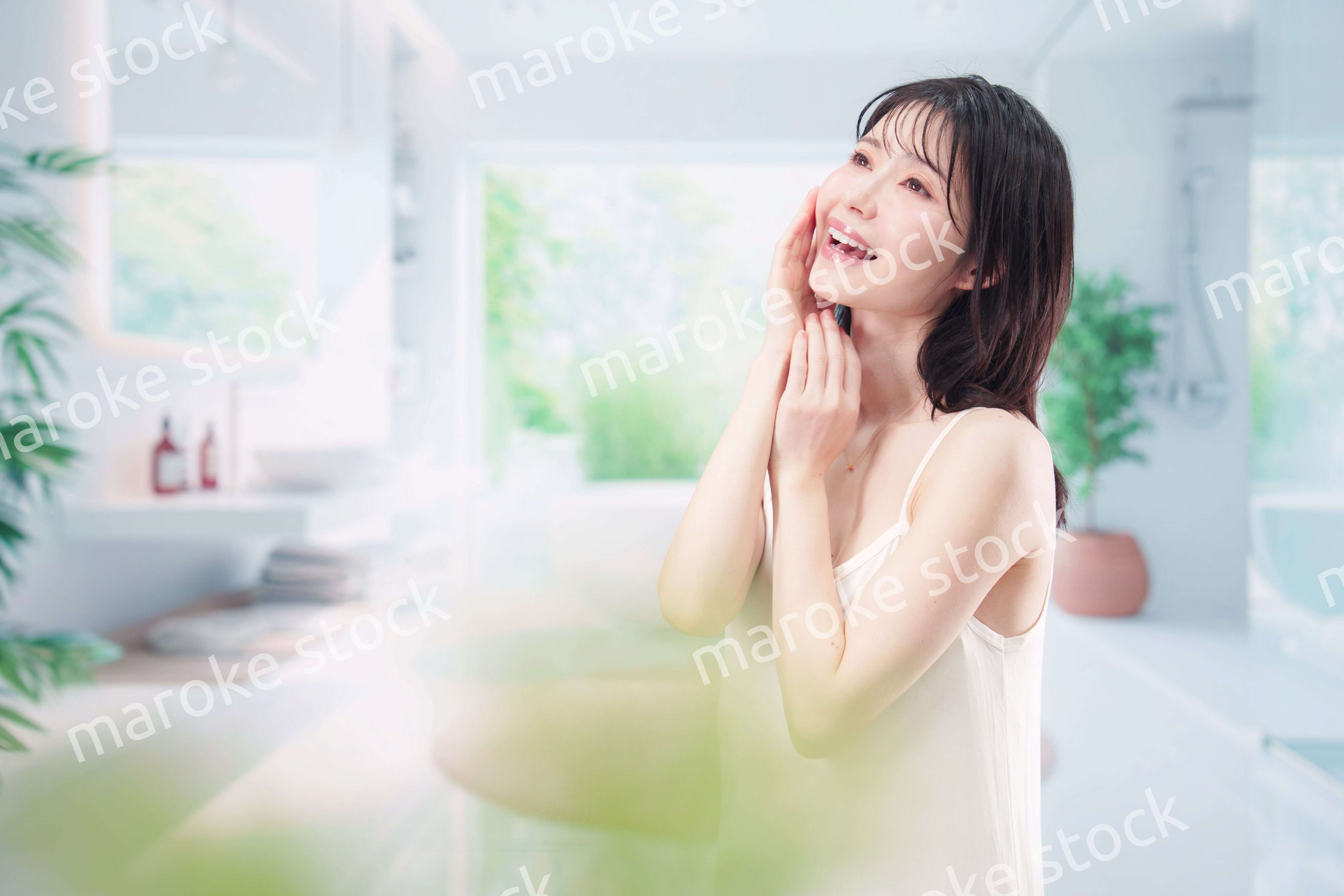 家でスキンケアをする若い女性