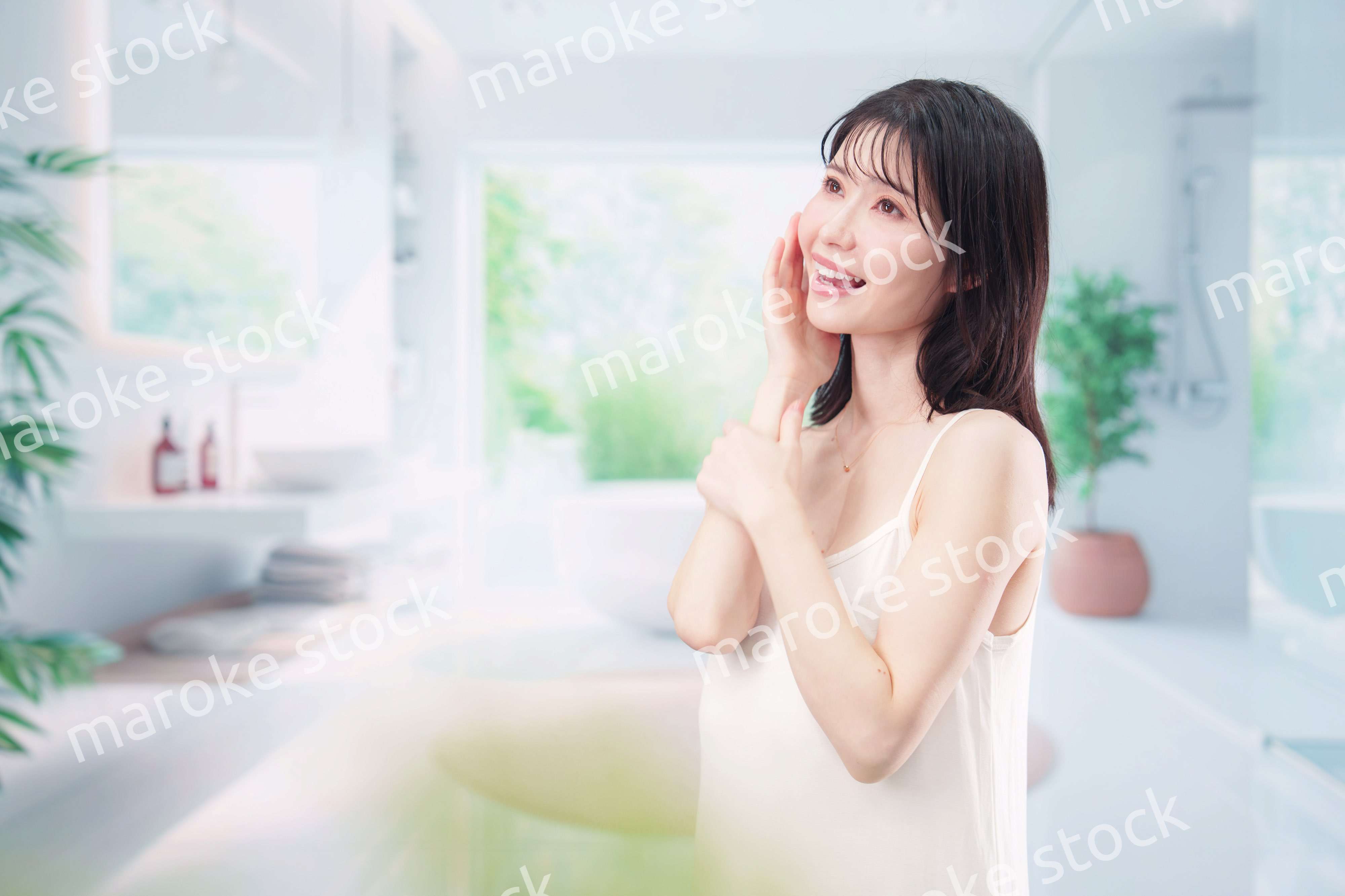 家でスキンケアをする若い女性