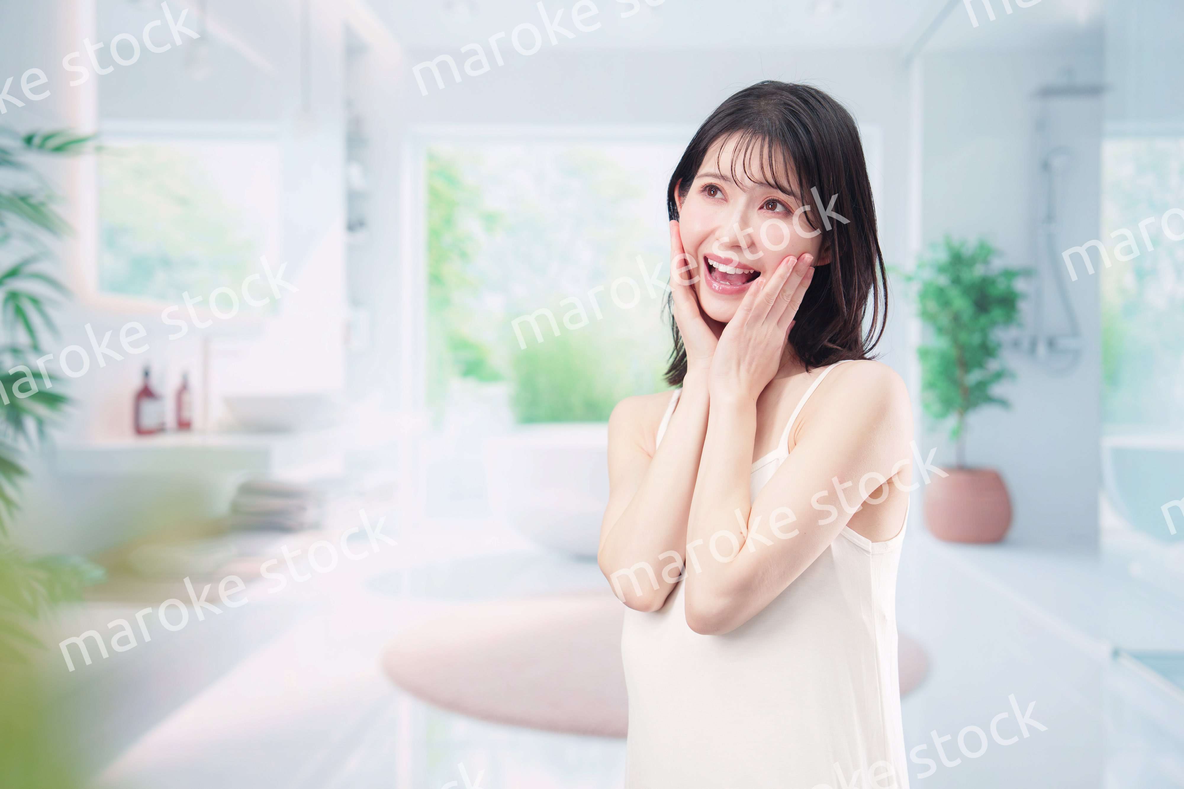 家でスキンケアをする若い女性