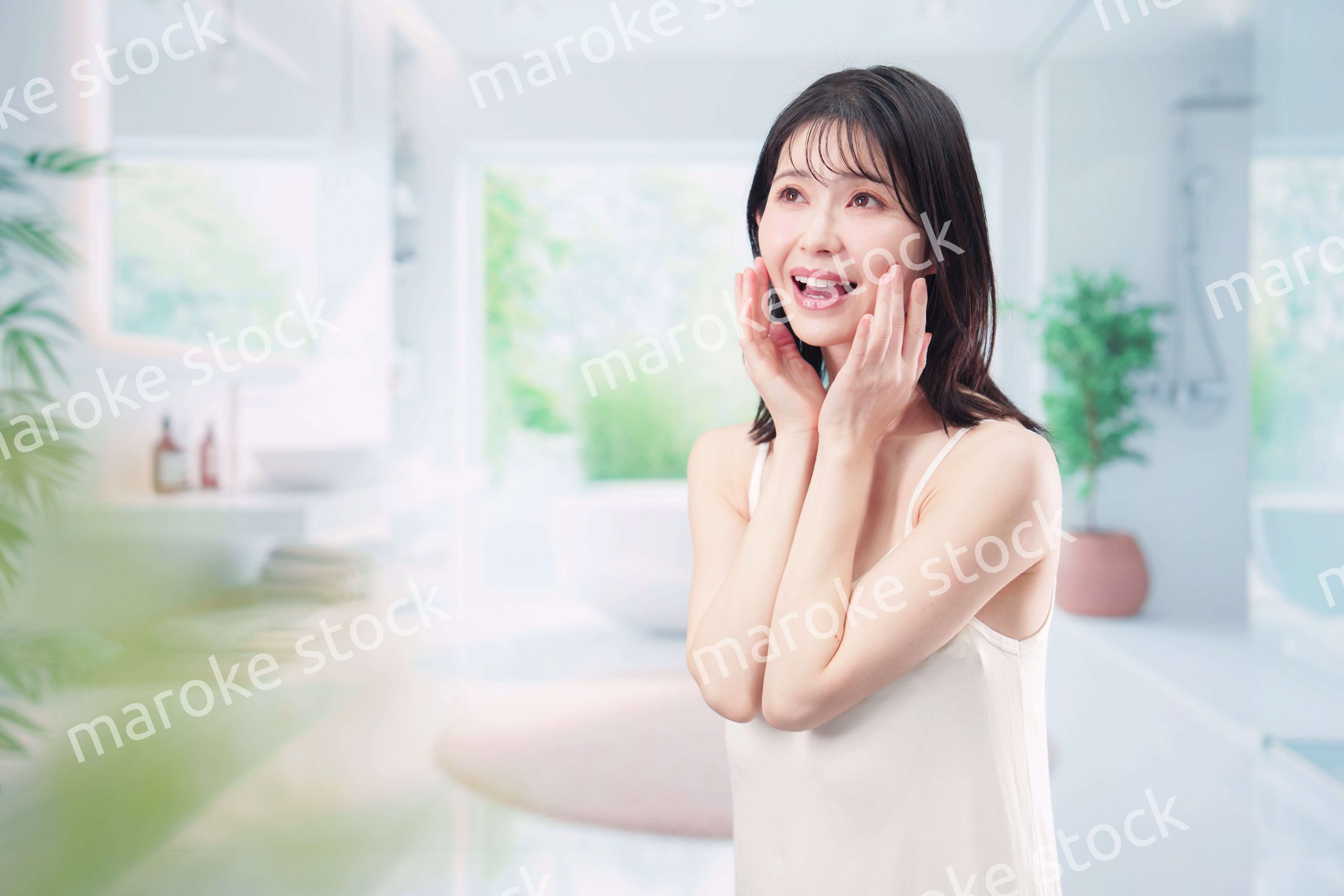 家でスキンケアをする若い女性