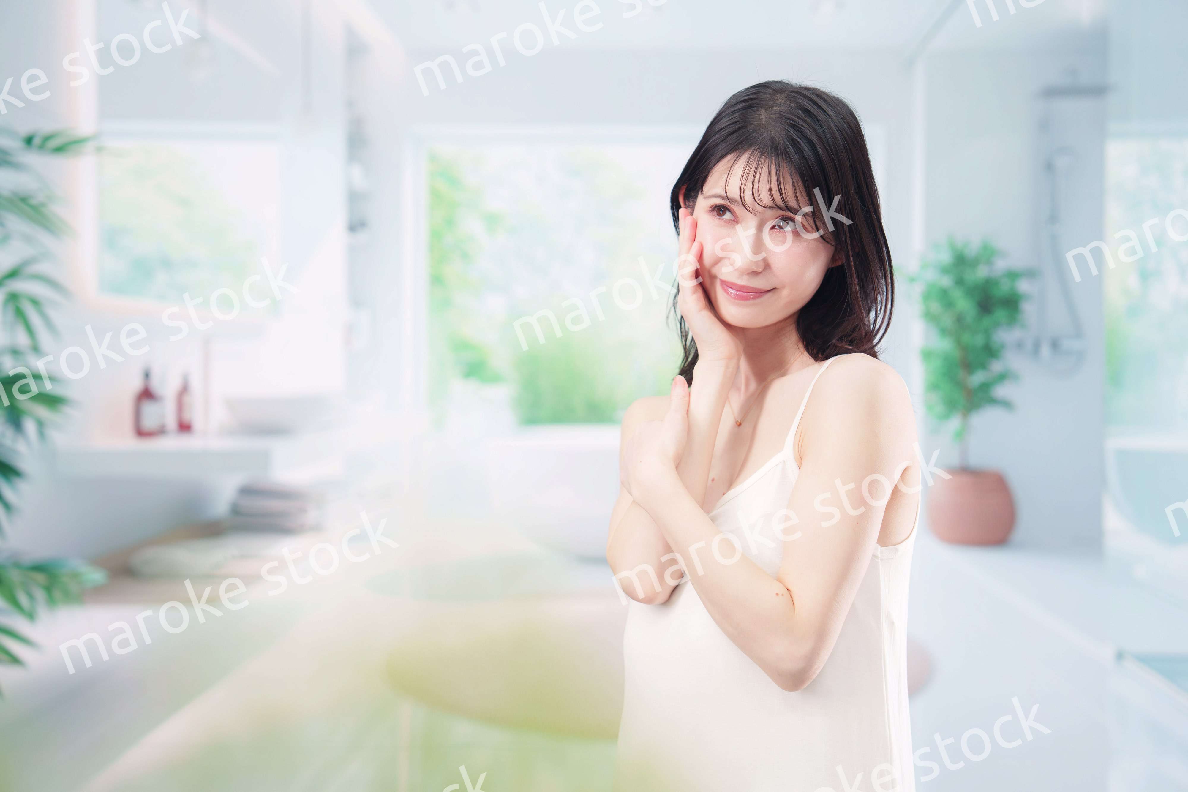 家でスキンケアをする若い女性