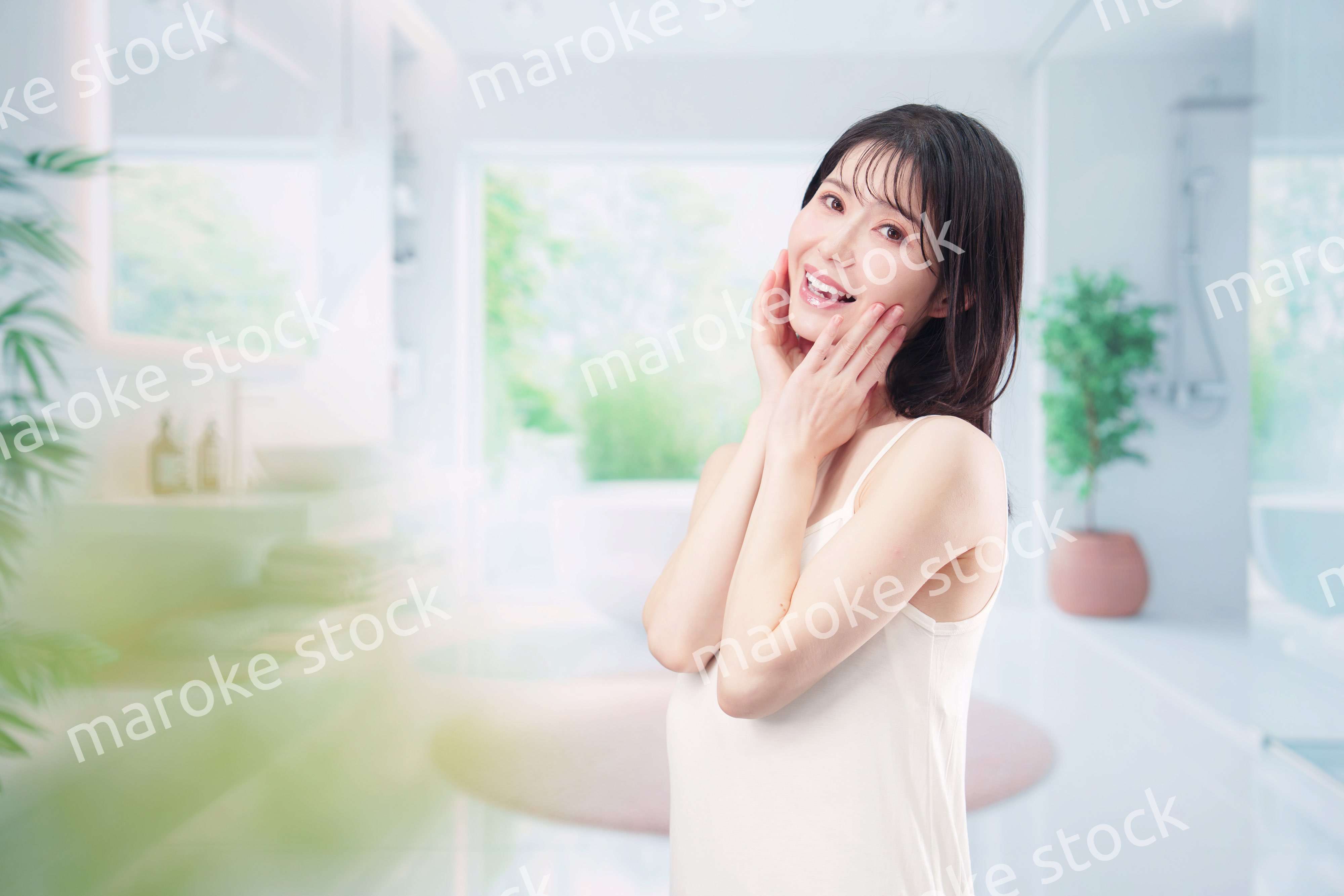 家でスキンケアをする若い女性