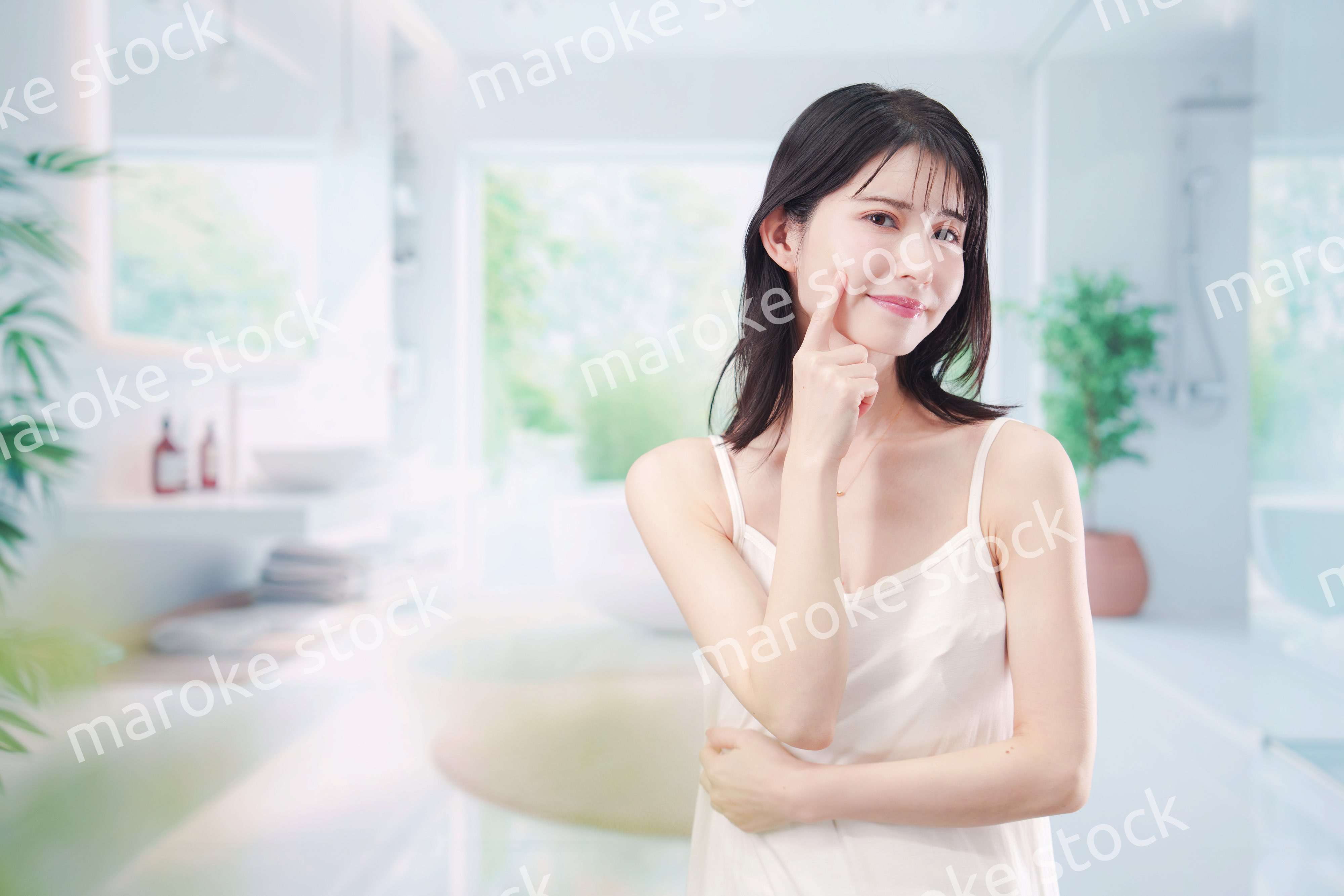 肌トラブルに悩む若い女性