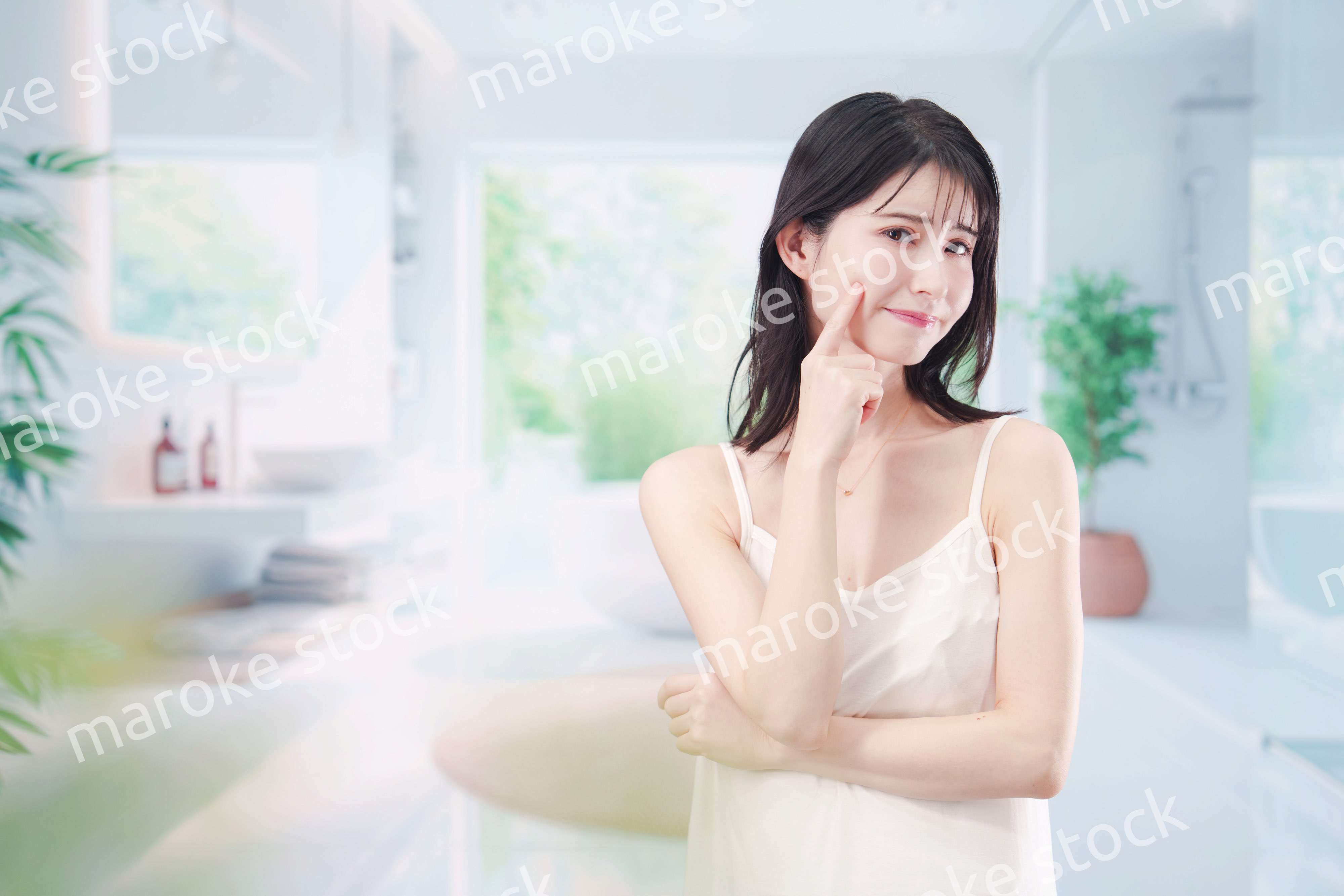 肌トラブルに悩む若い女性