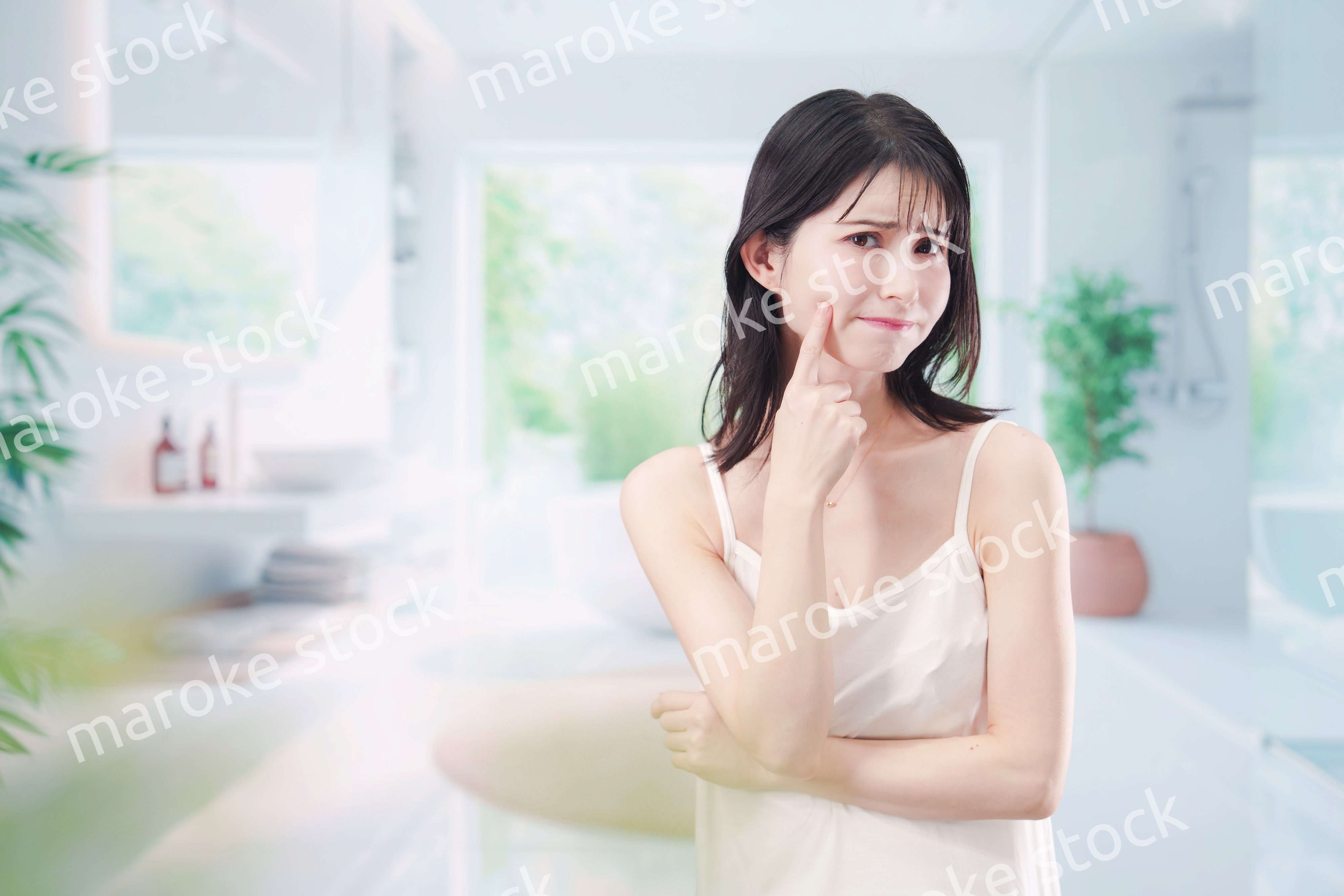 肌トラブルに悩む若い女性