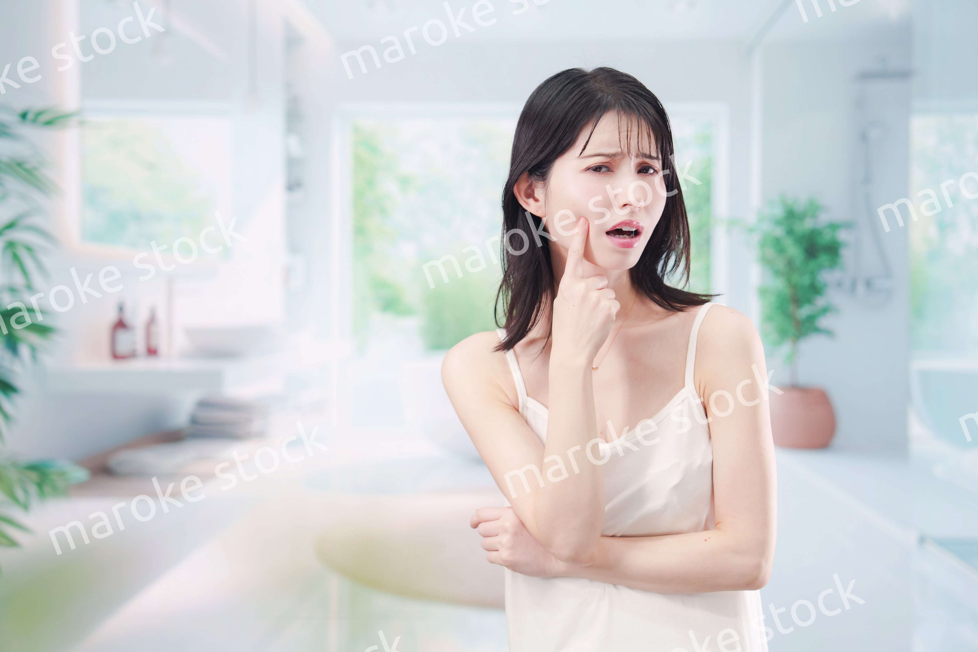 肌トラブルに悩む若い女性