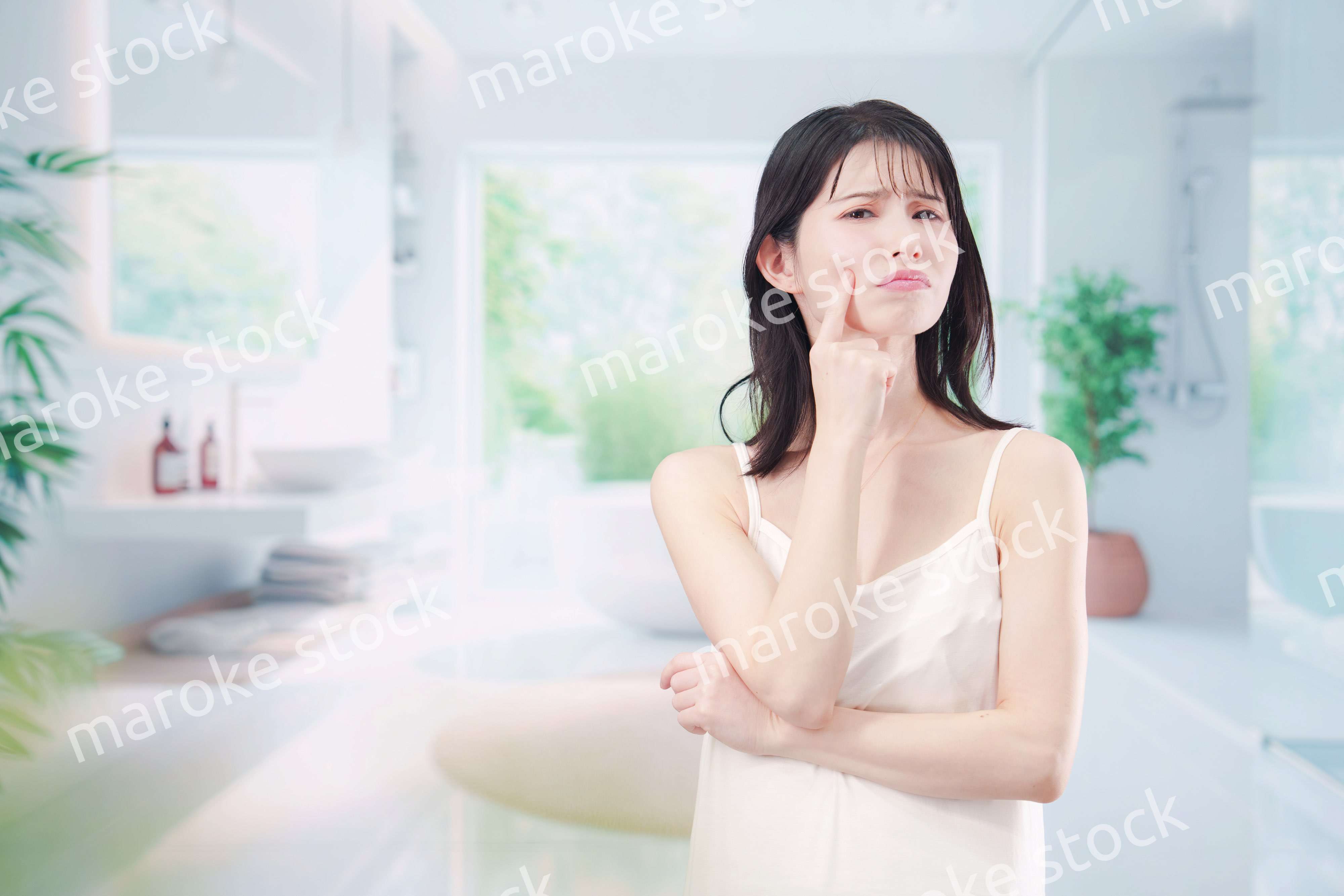 肌トラブルに悩む若い女性