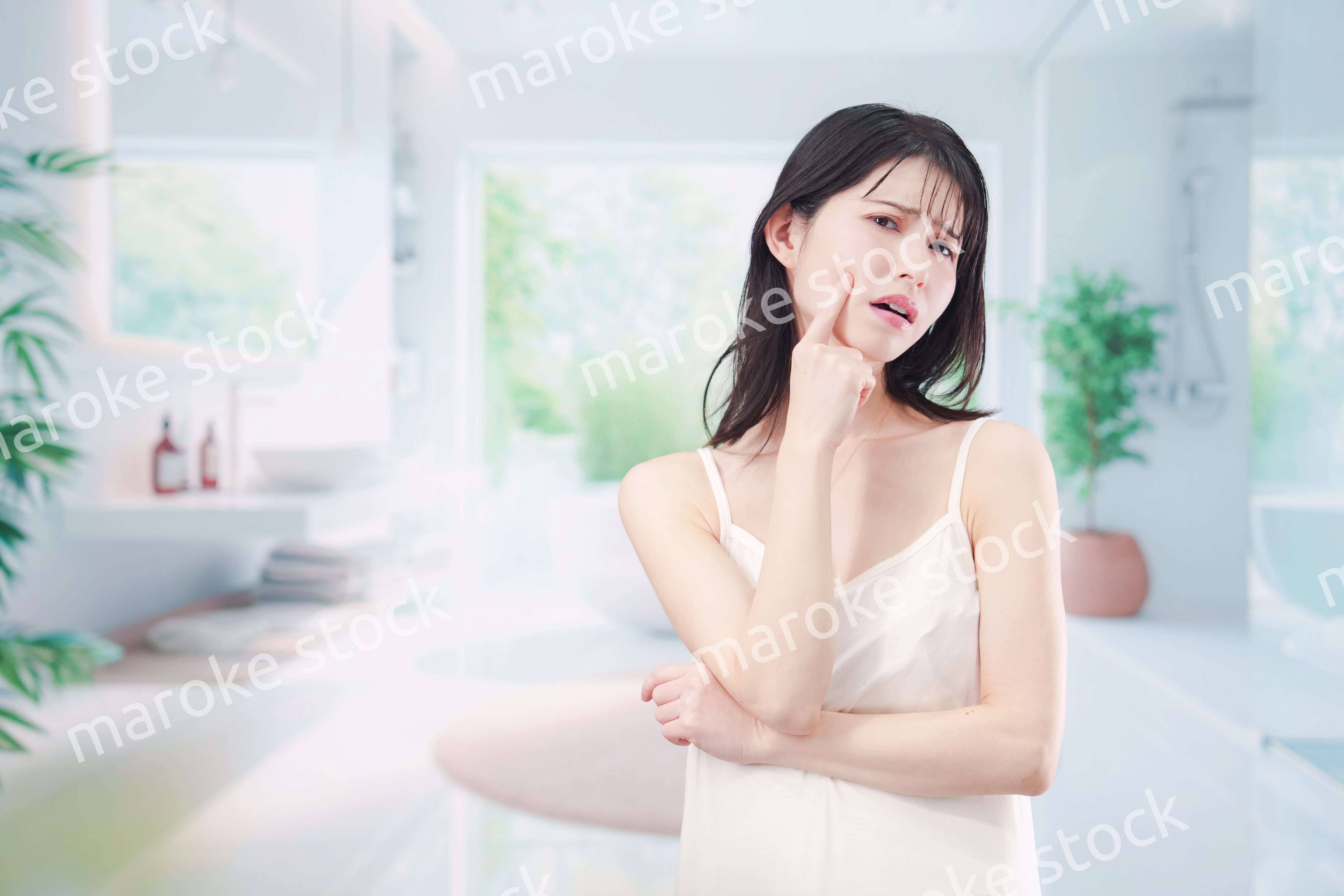 肌トラブルに悩む若い女性