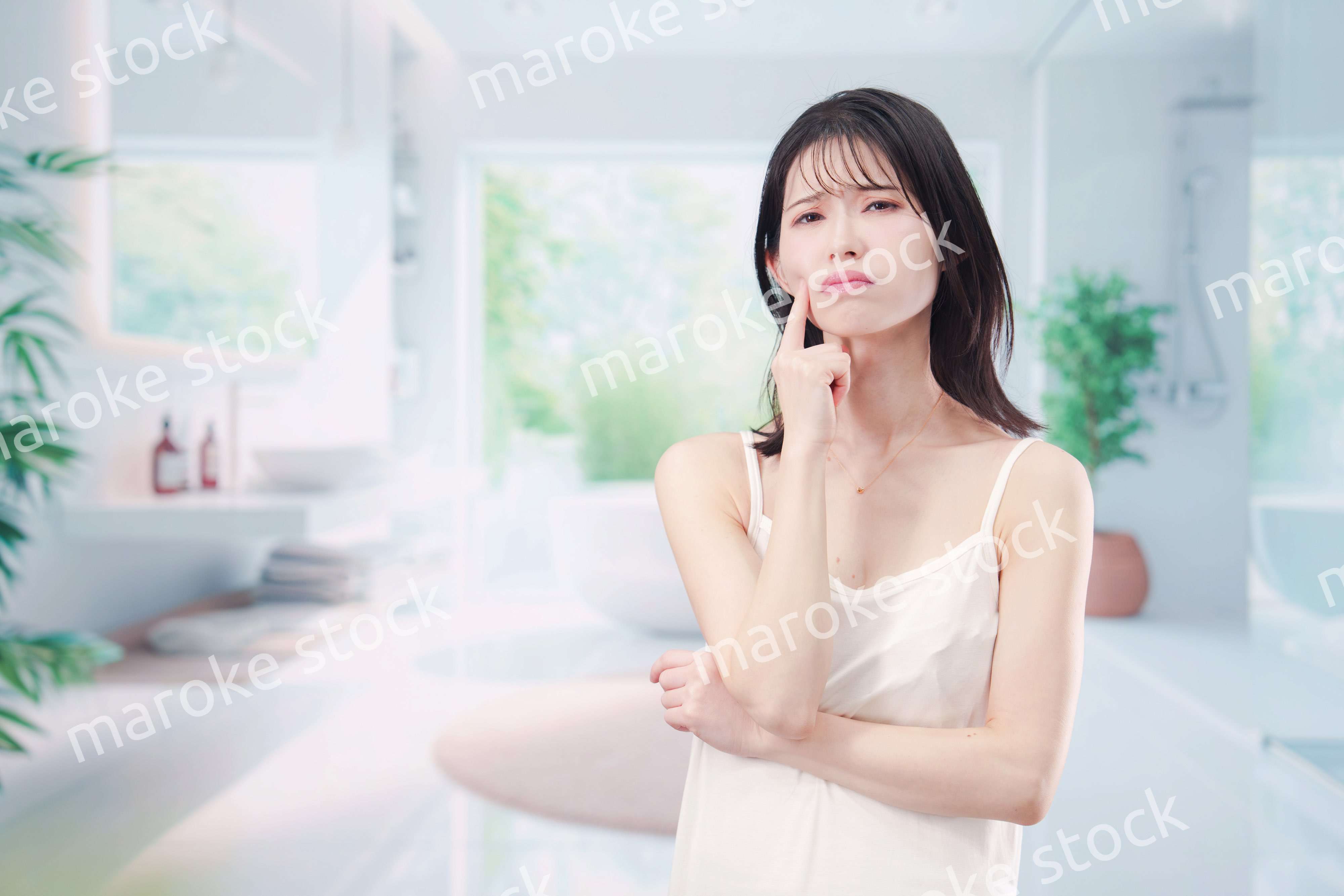 肌トラブルに悩む若い女性