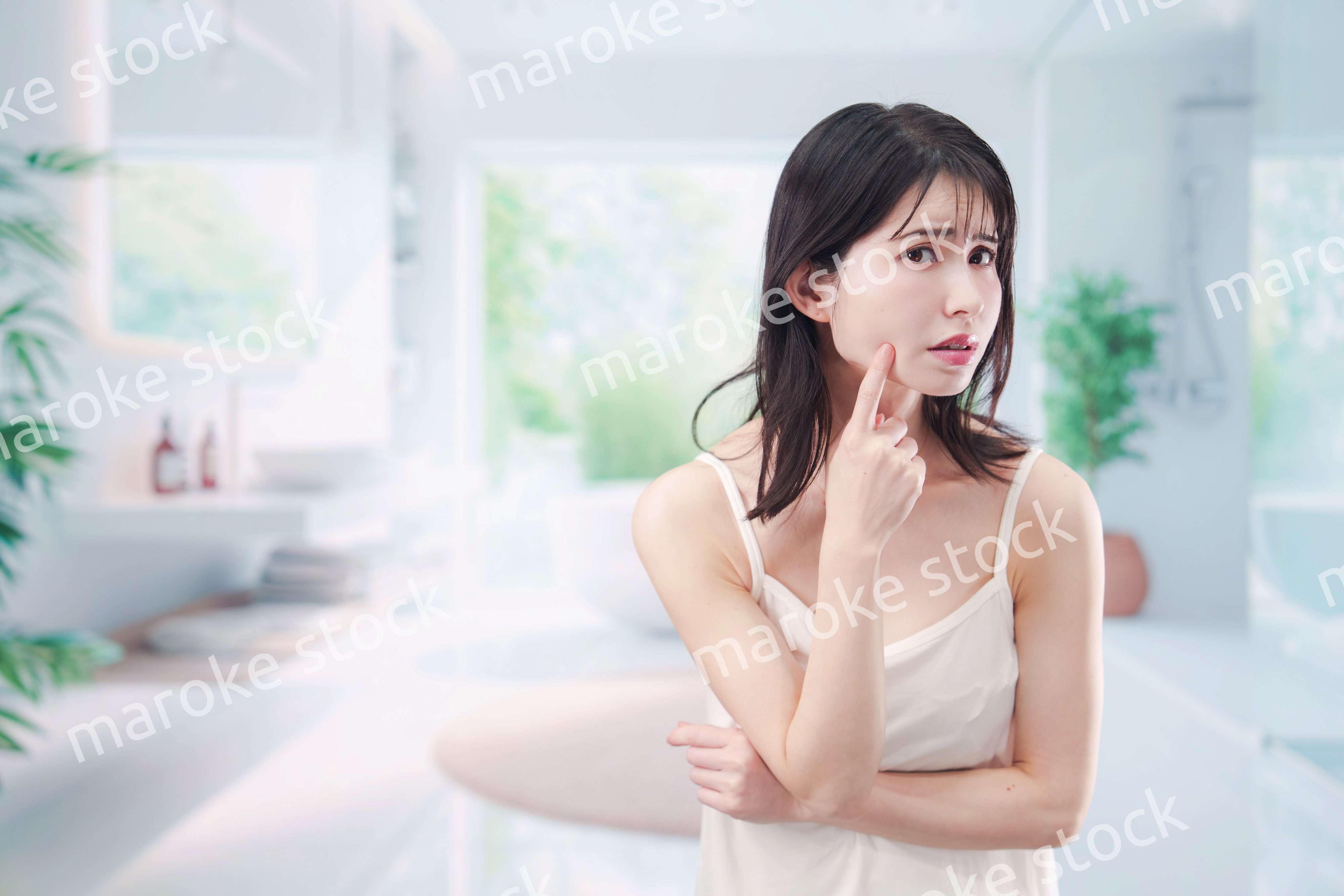 肌トラブルに悩む若い女性