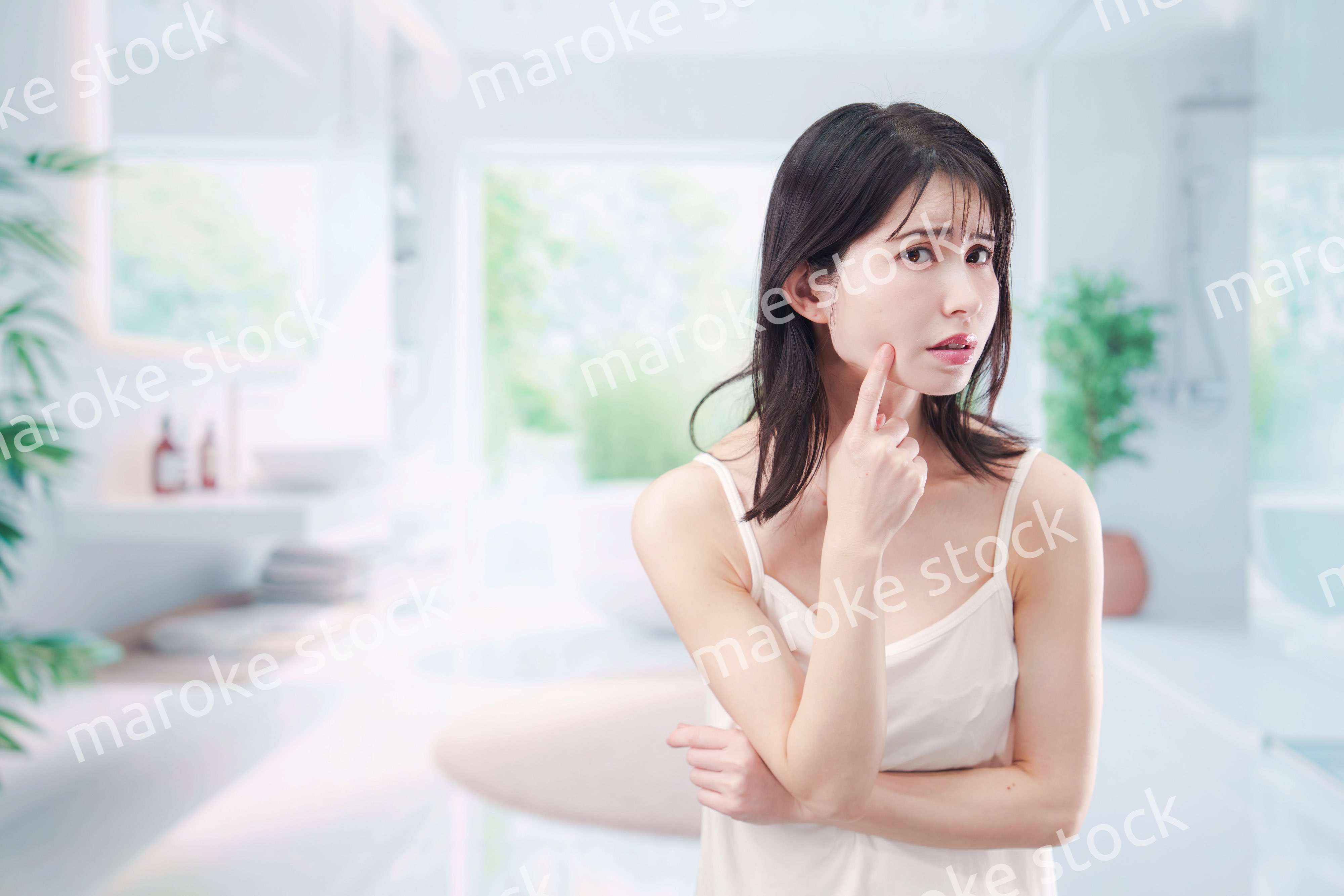 肌トラブルに悩む若い女性