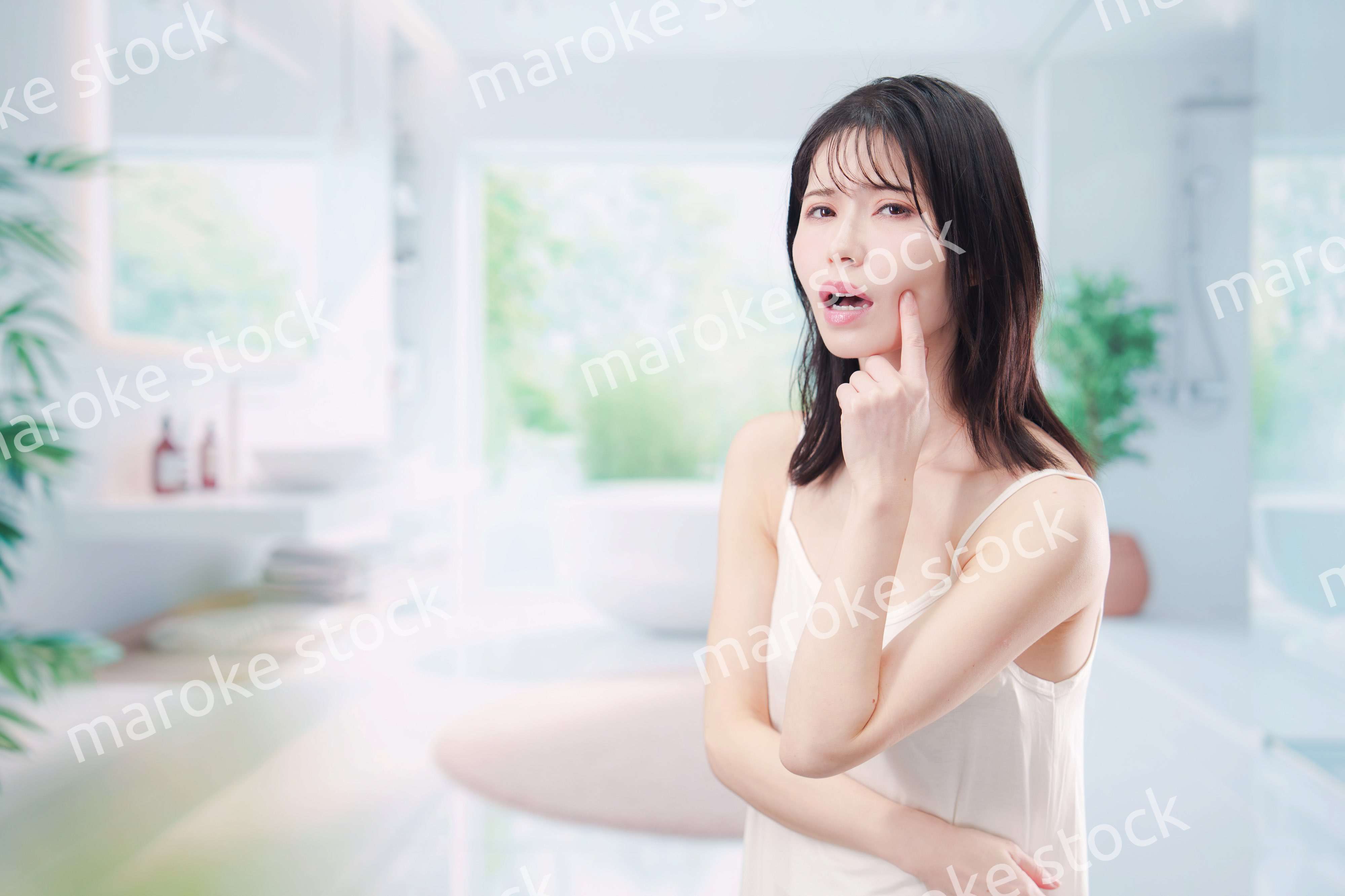 肌トラブルに悩む若い女性