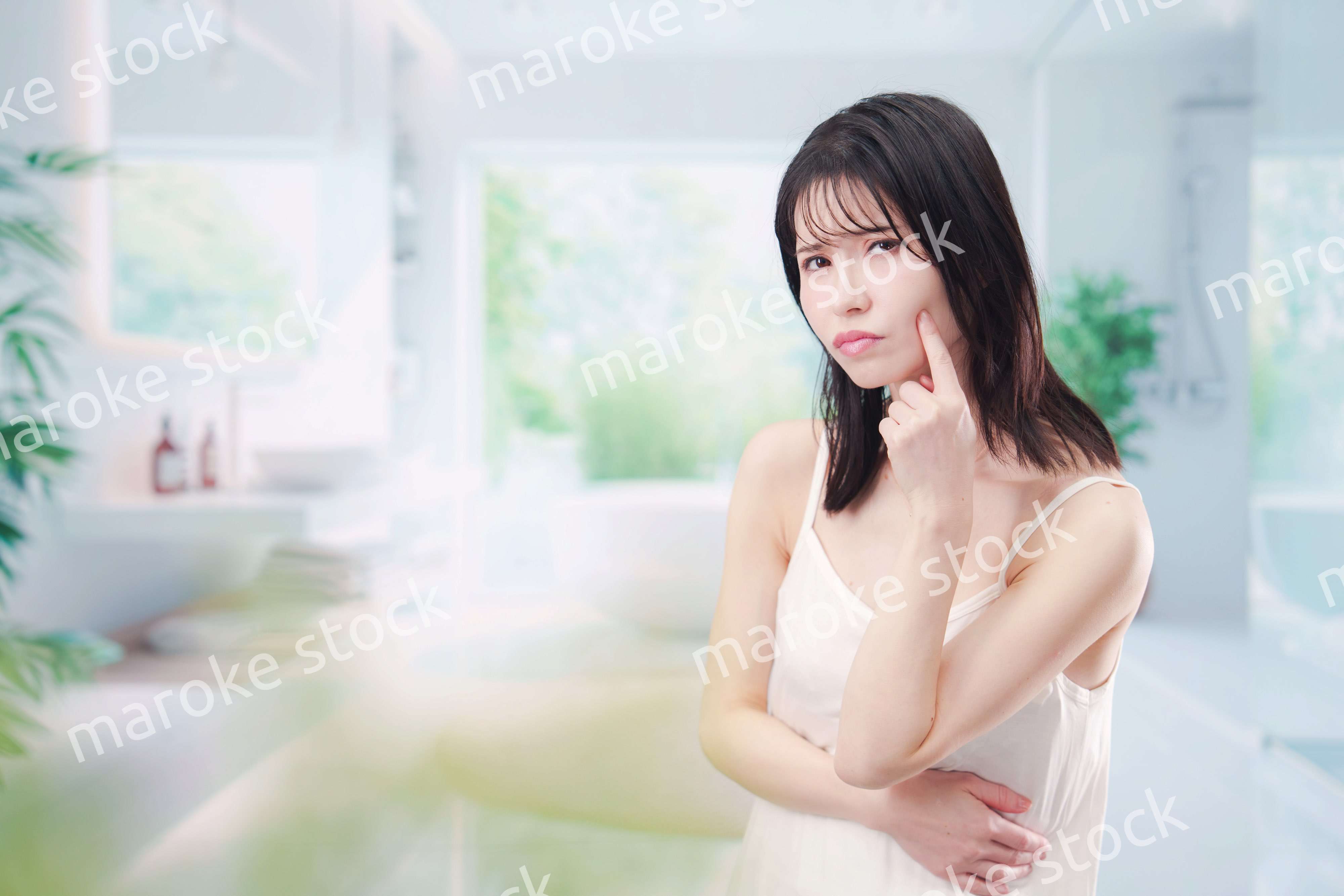 肌トラブルに悩む若い女性