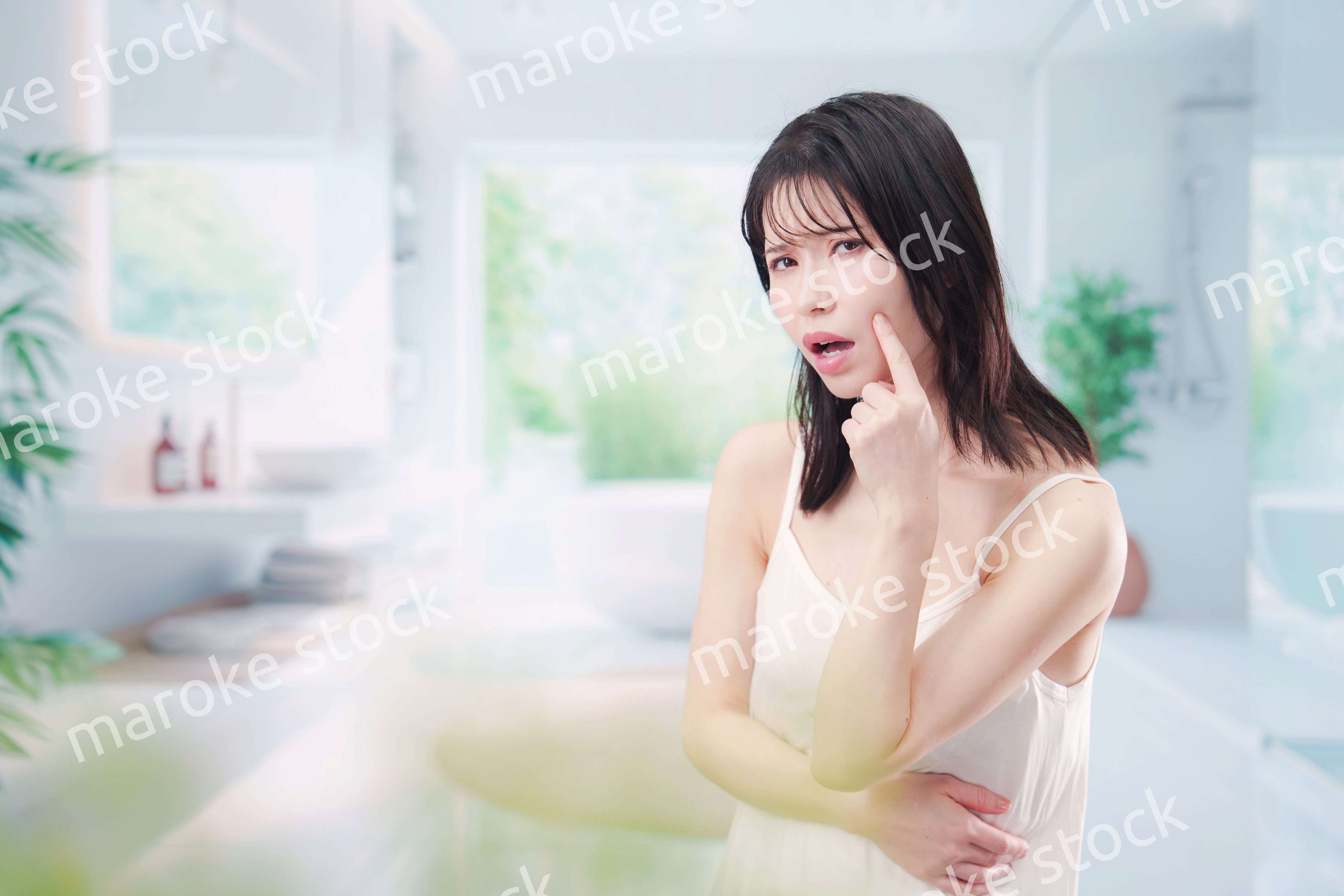 肌トラブルに悩む若い女性