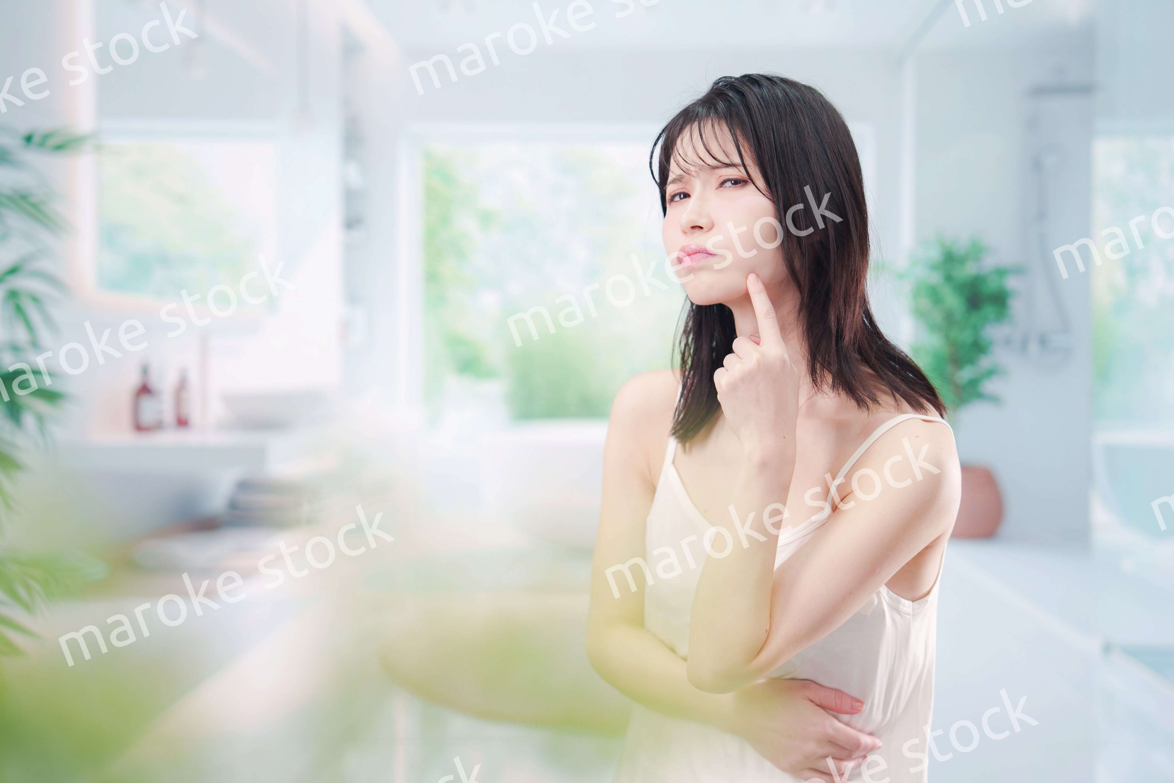 肌トラブルに悩む若い女性