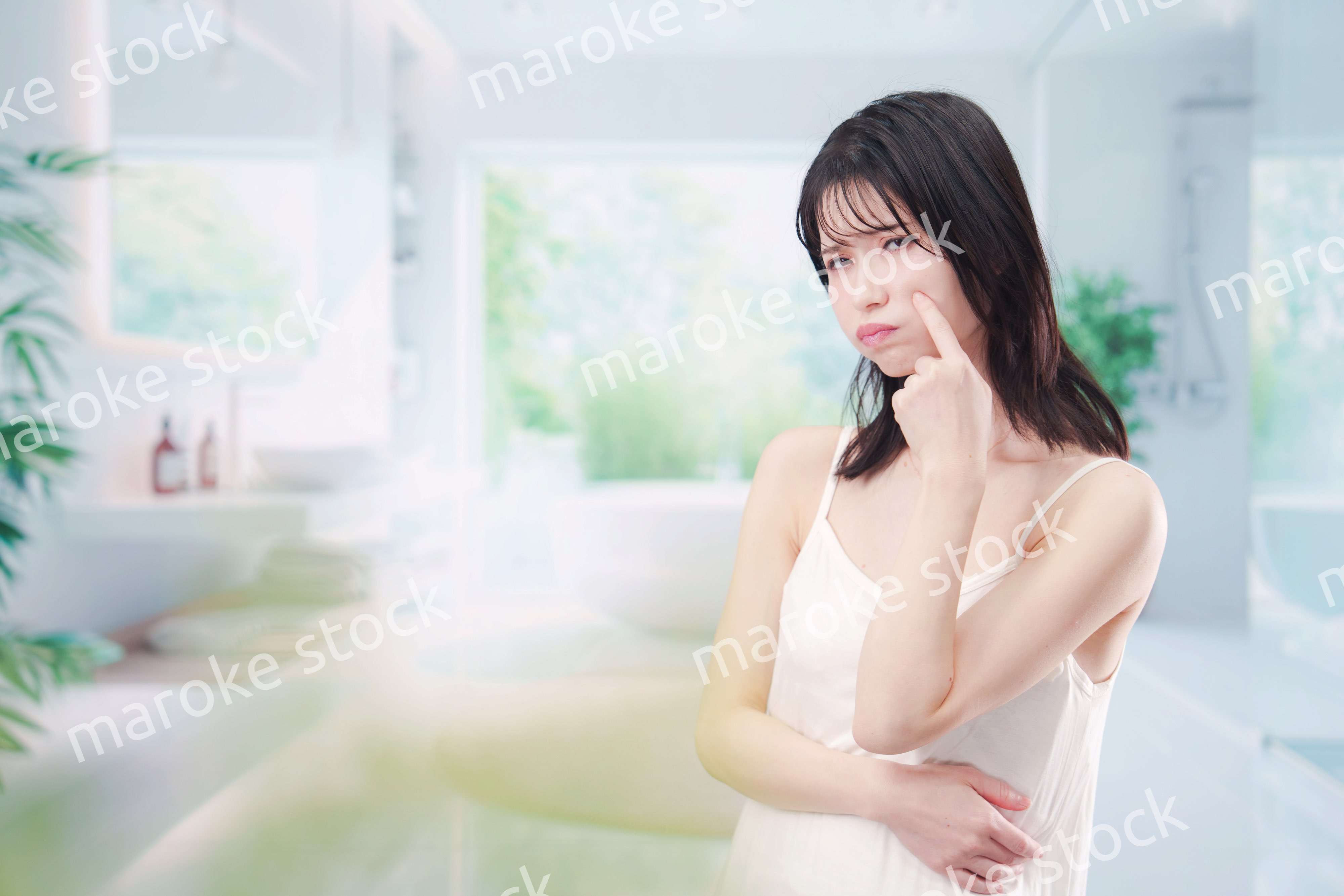 肌トラブルに悩む若い女性