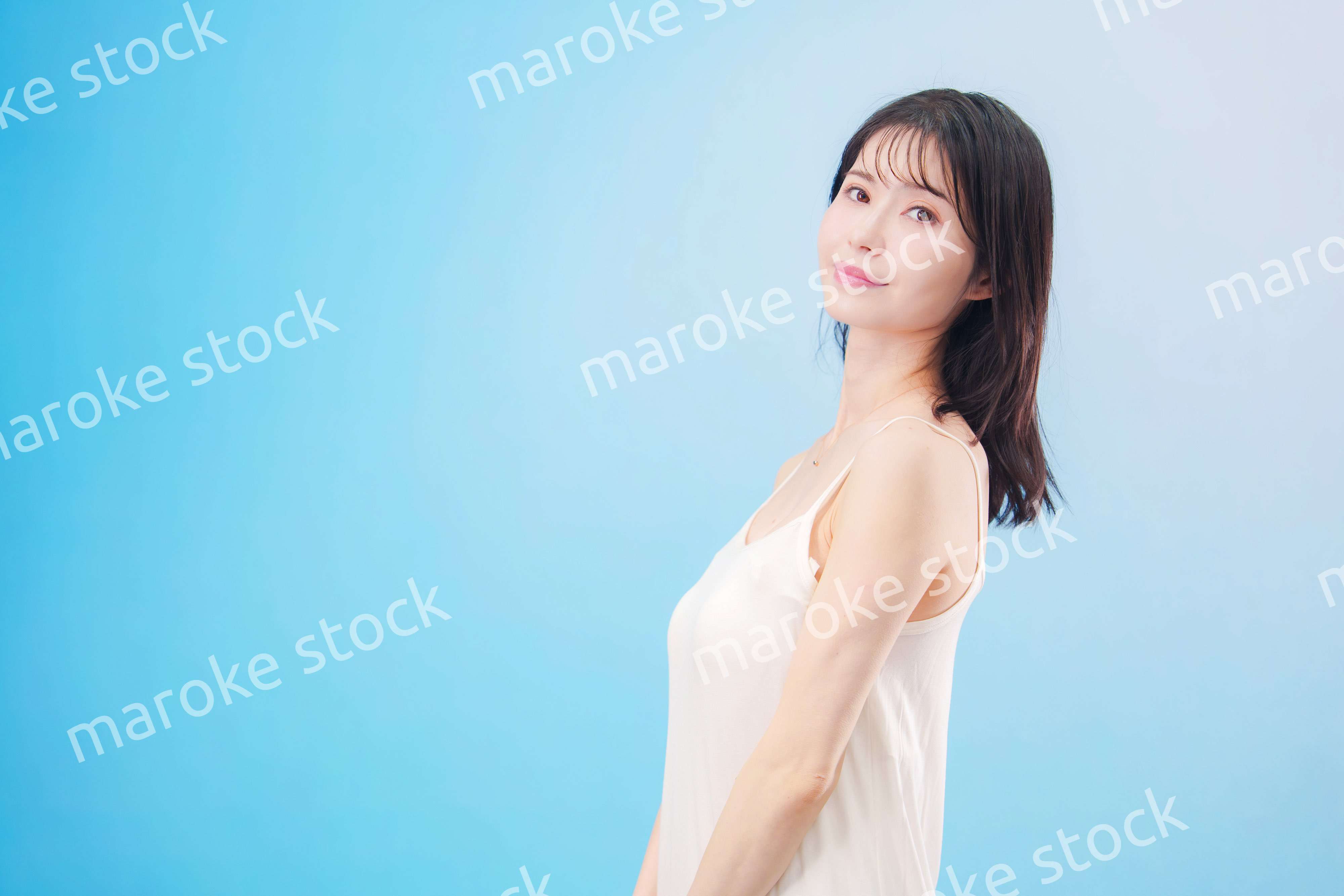 若い女性のビューティーイメージ（水色背景）