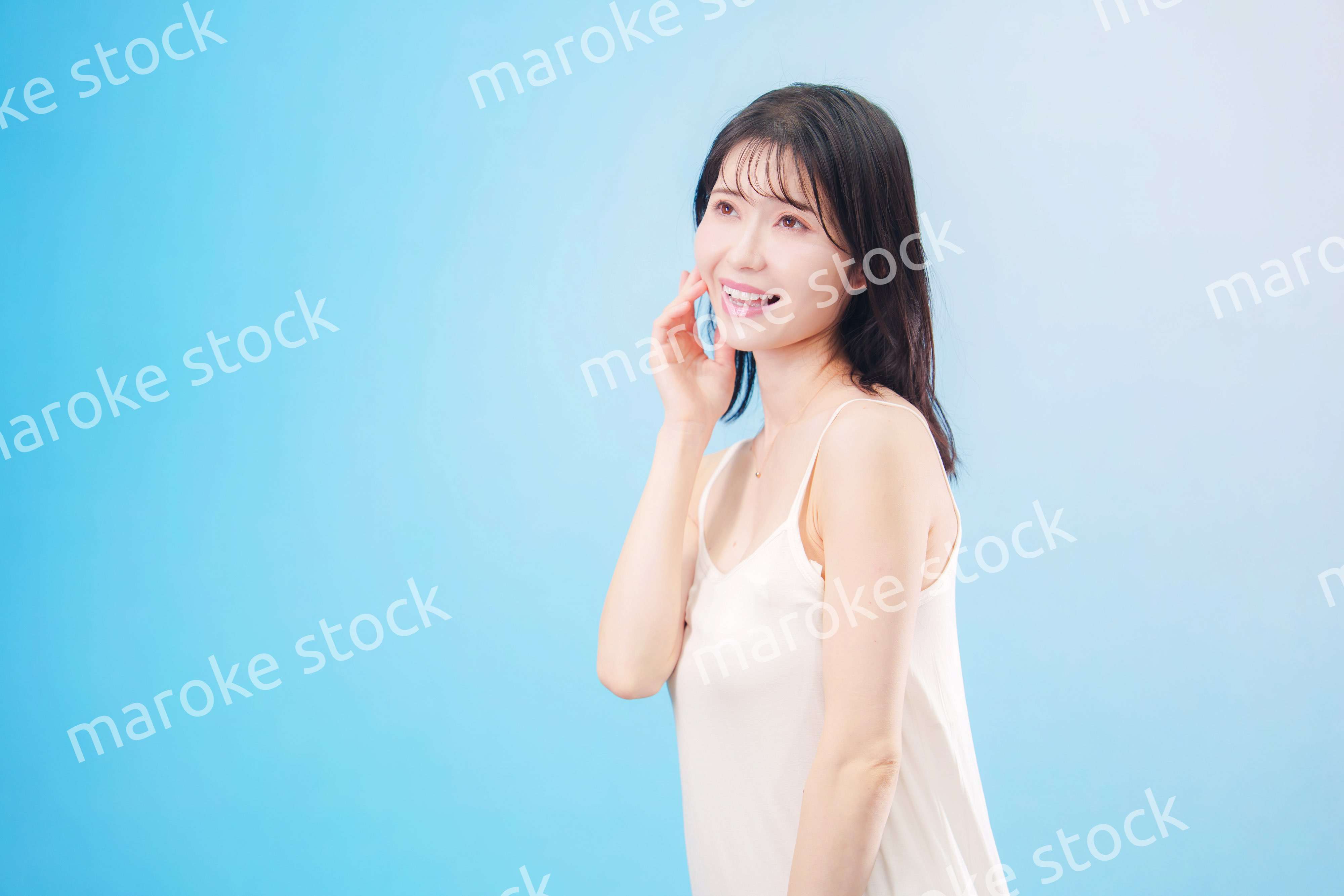 若い女性のビューティーイメージ（水色背景）