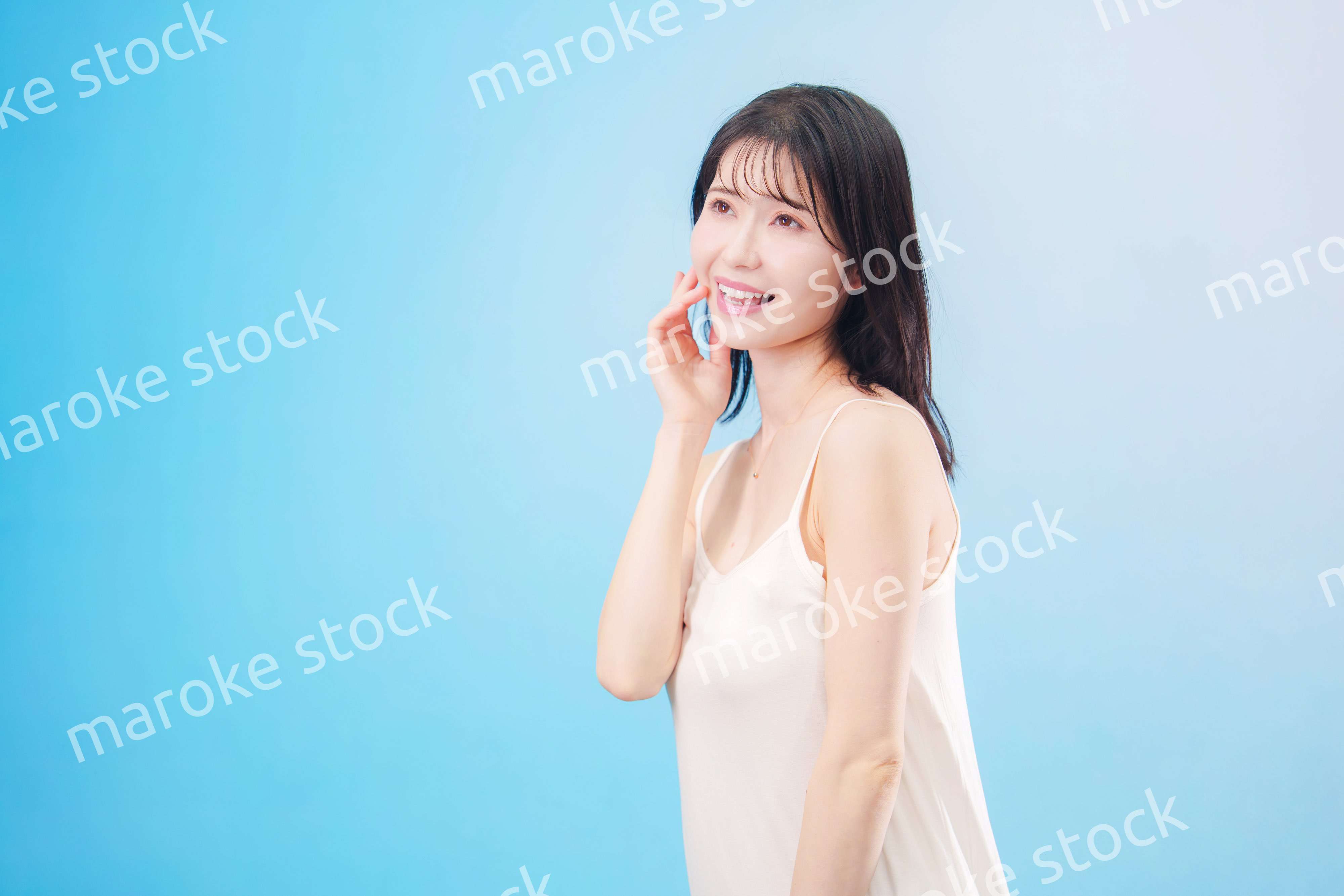 若い女性のビューティーイメージ（水色背景）