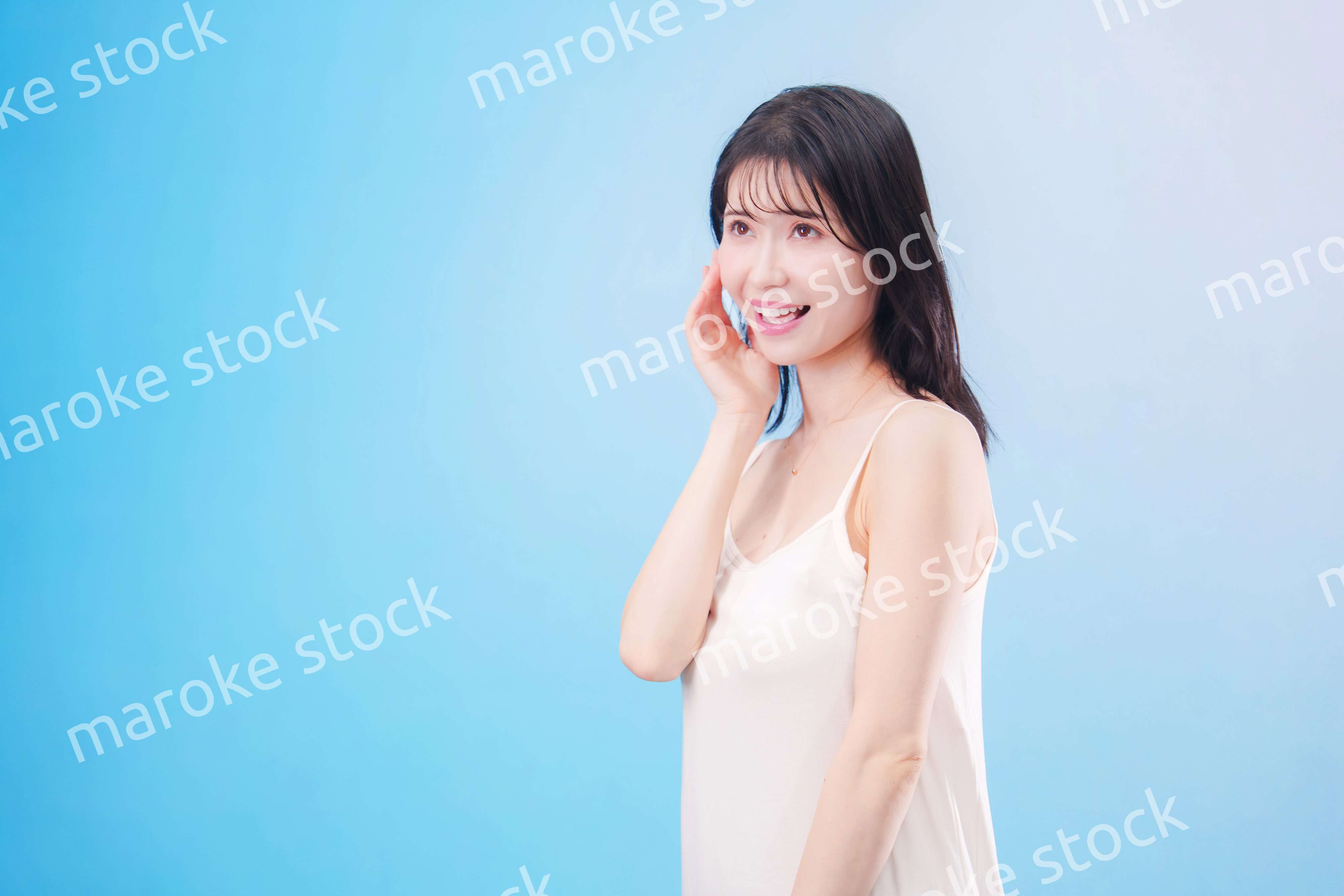 若い女性のビューティーイメージ（水色背景）