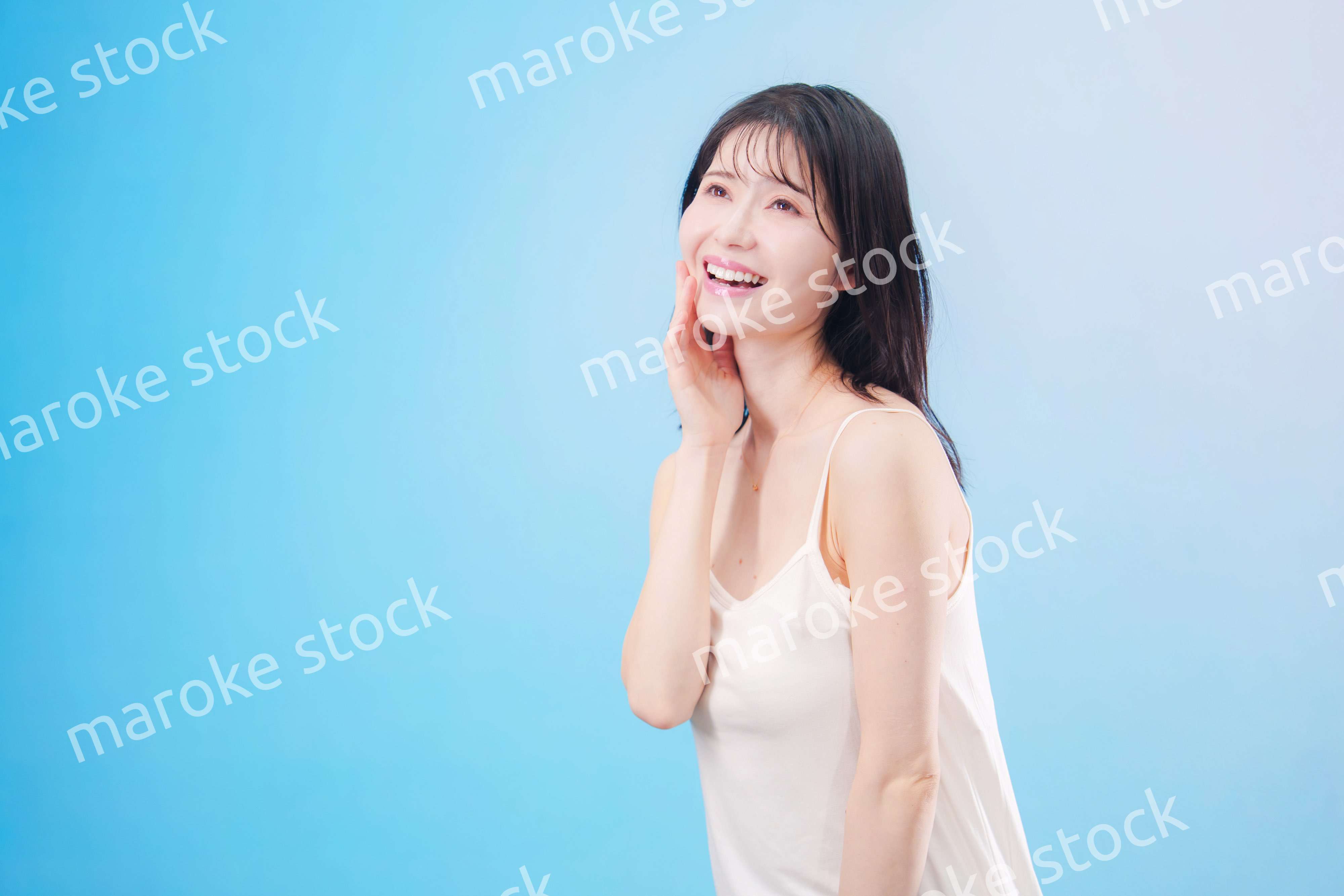 若い女性のビューティーイメージ（水色背景）