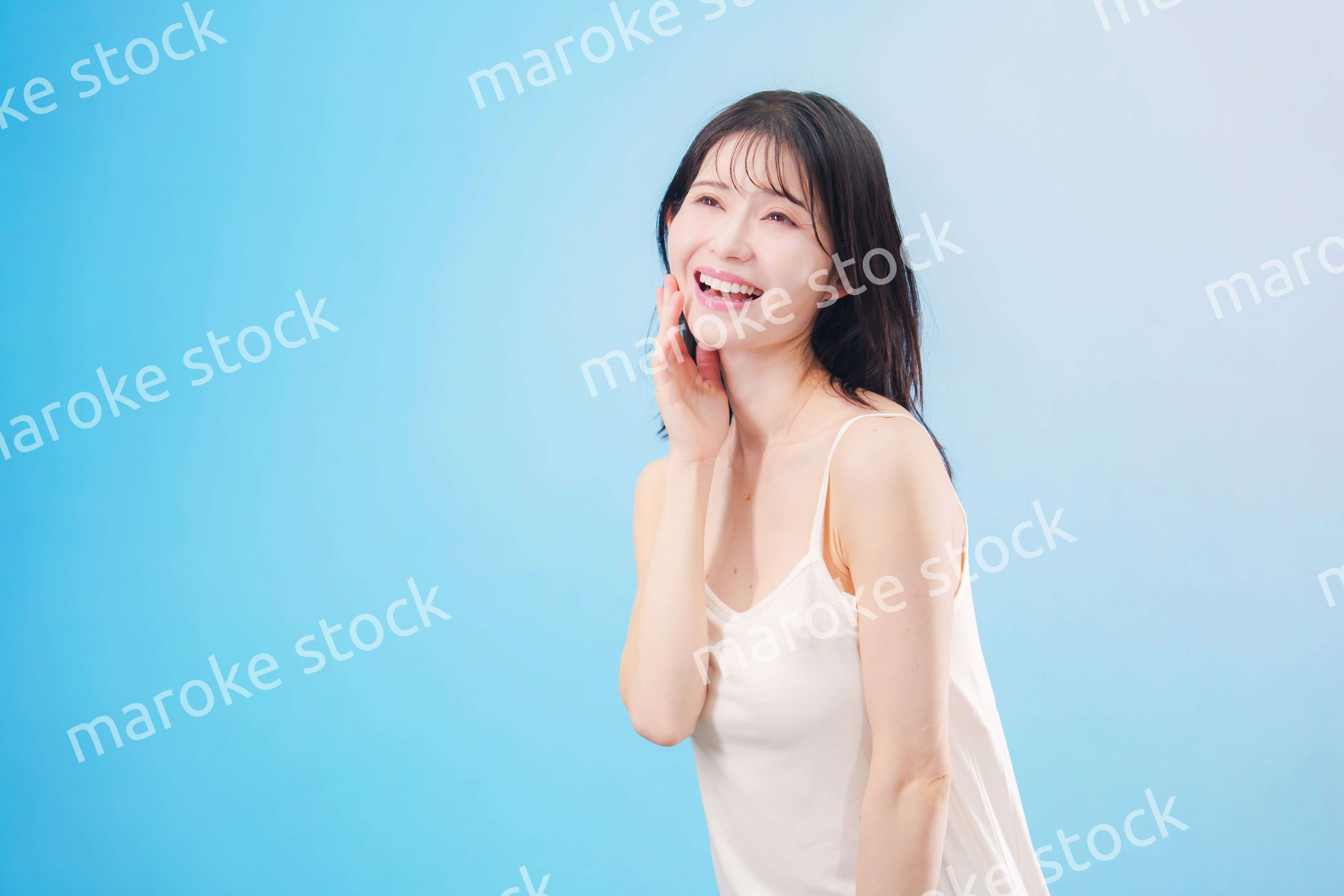 若い女性のビューティーイメージ（水色背景）