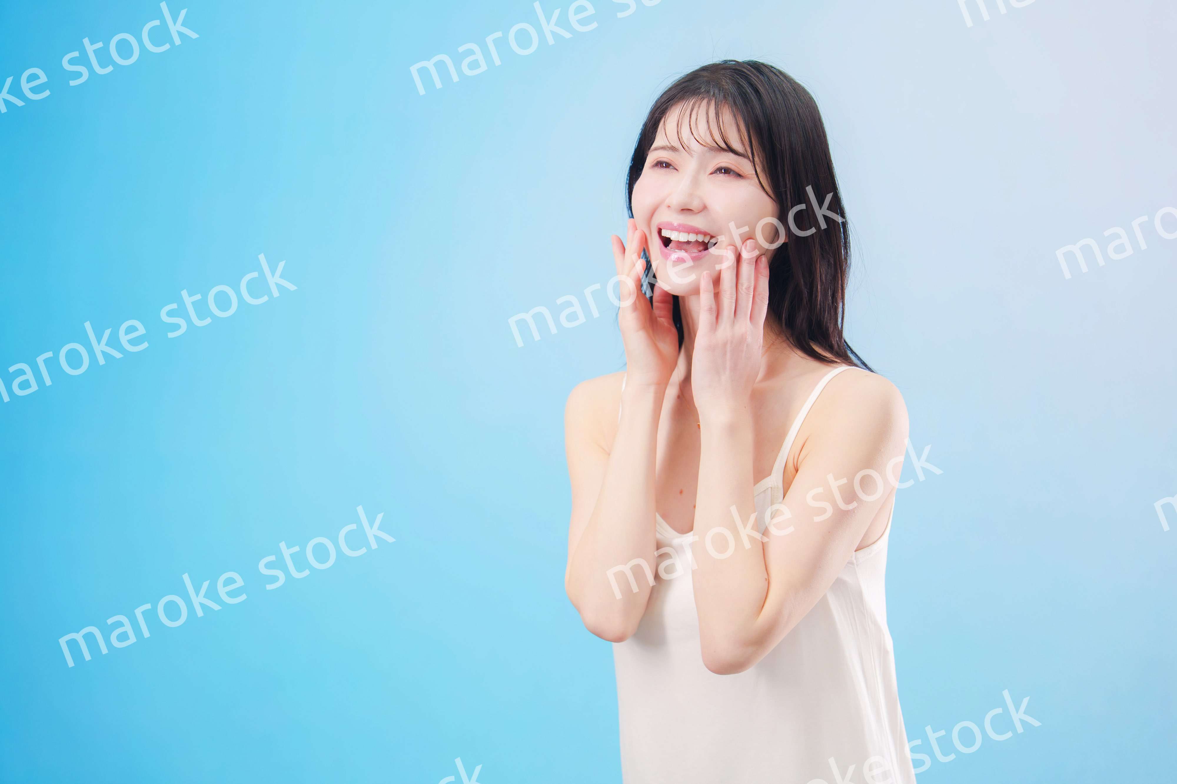 若い女性のビューティーイメージ（水色背景）