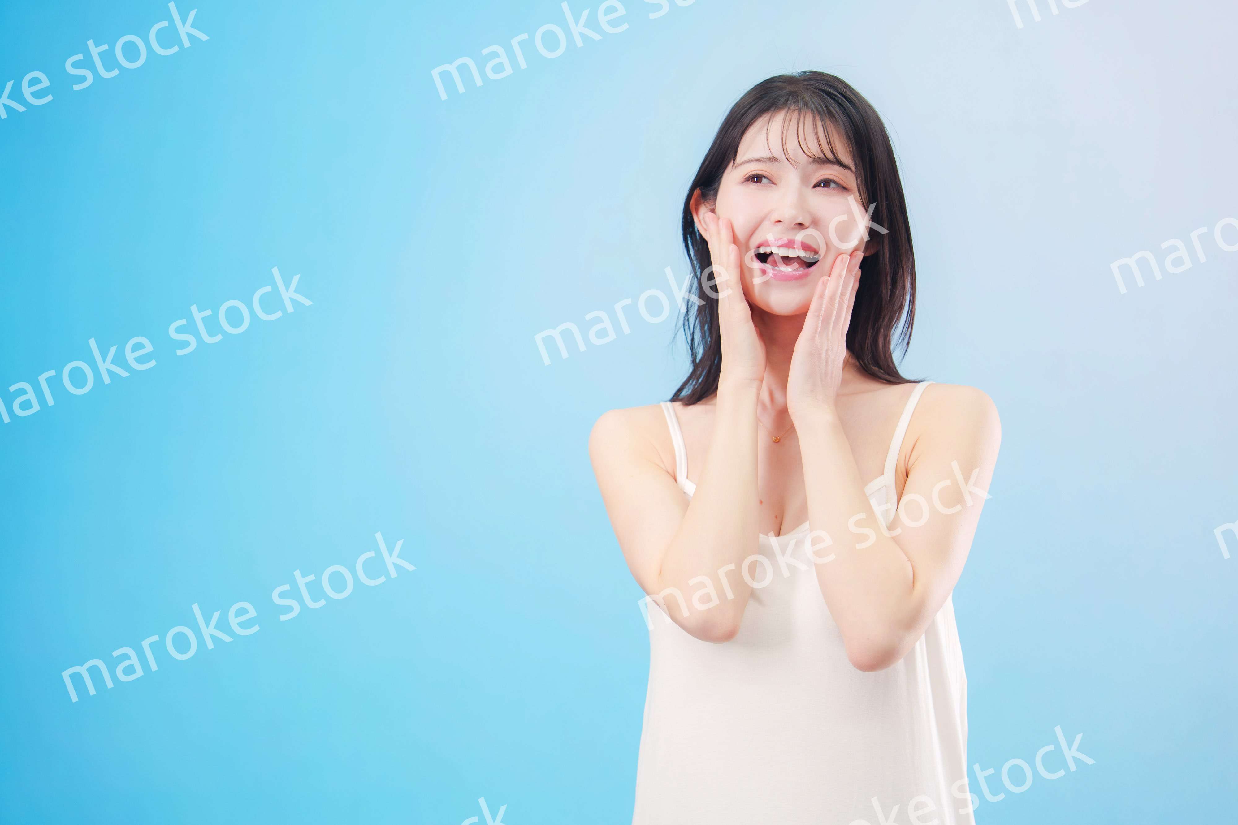 若い女性のビューティーイメージ（水色背景）