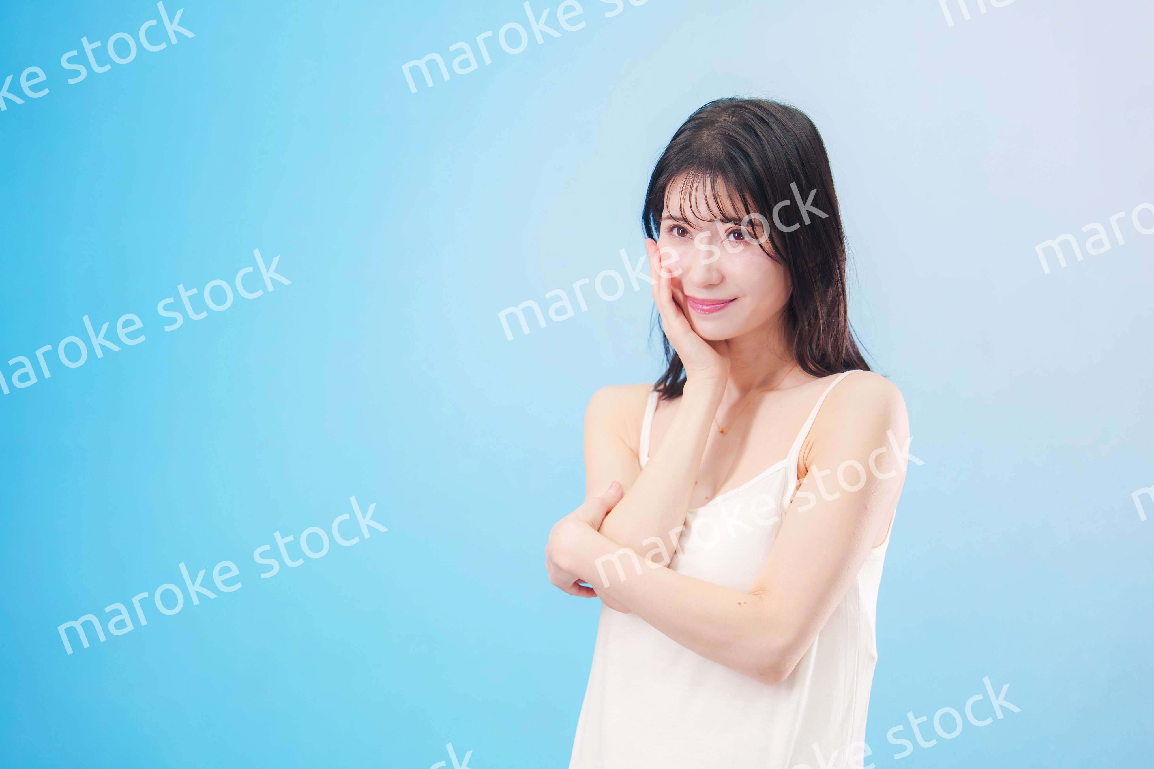 若い女性のビューティーイメージ（水色背景）