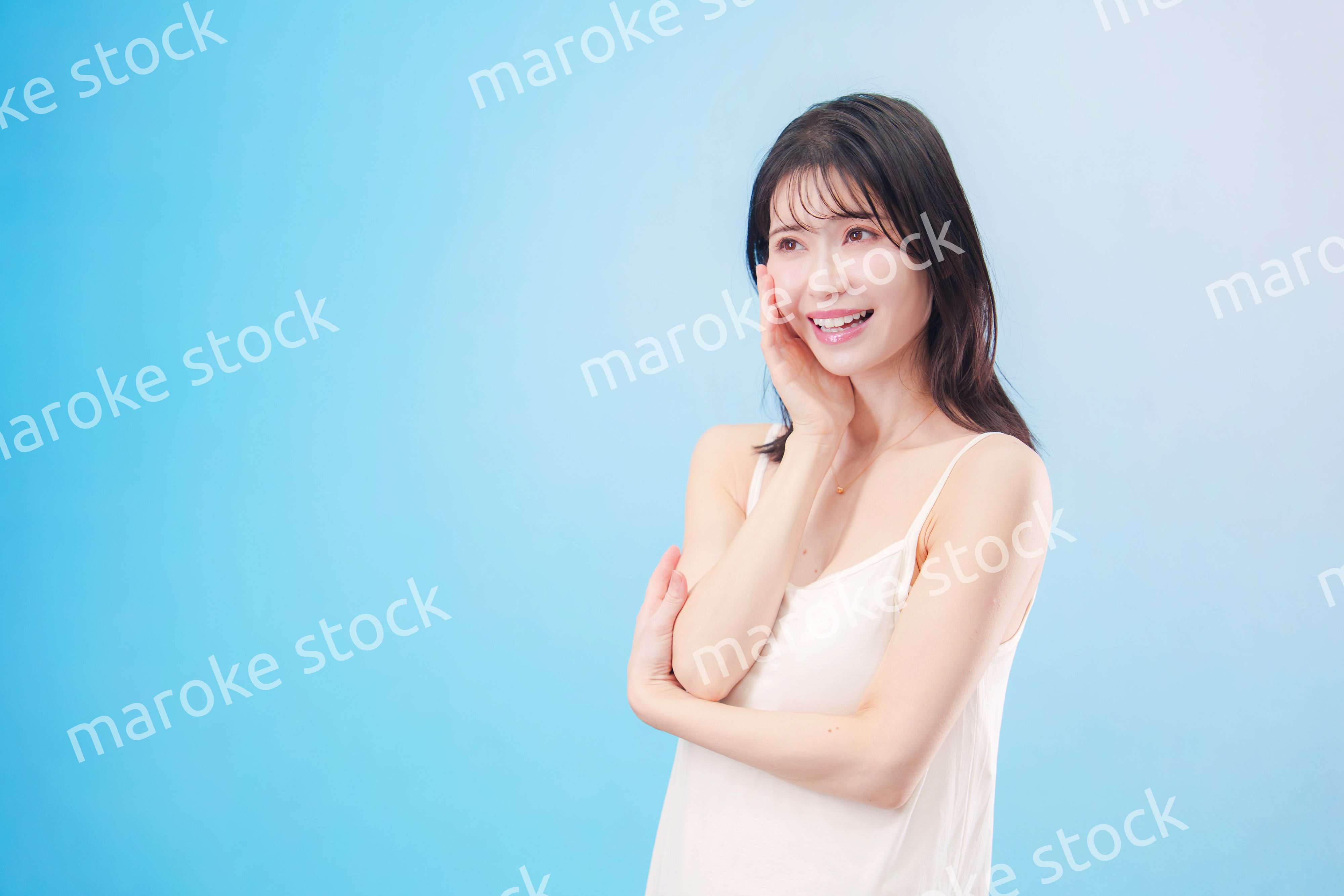 若い女性のビューティーイメージ（水色背景）