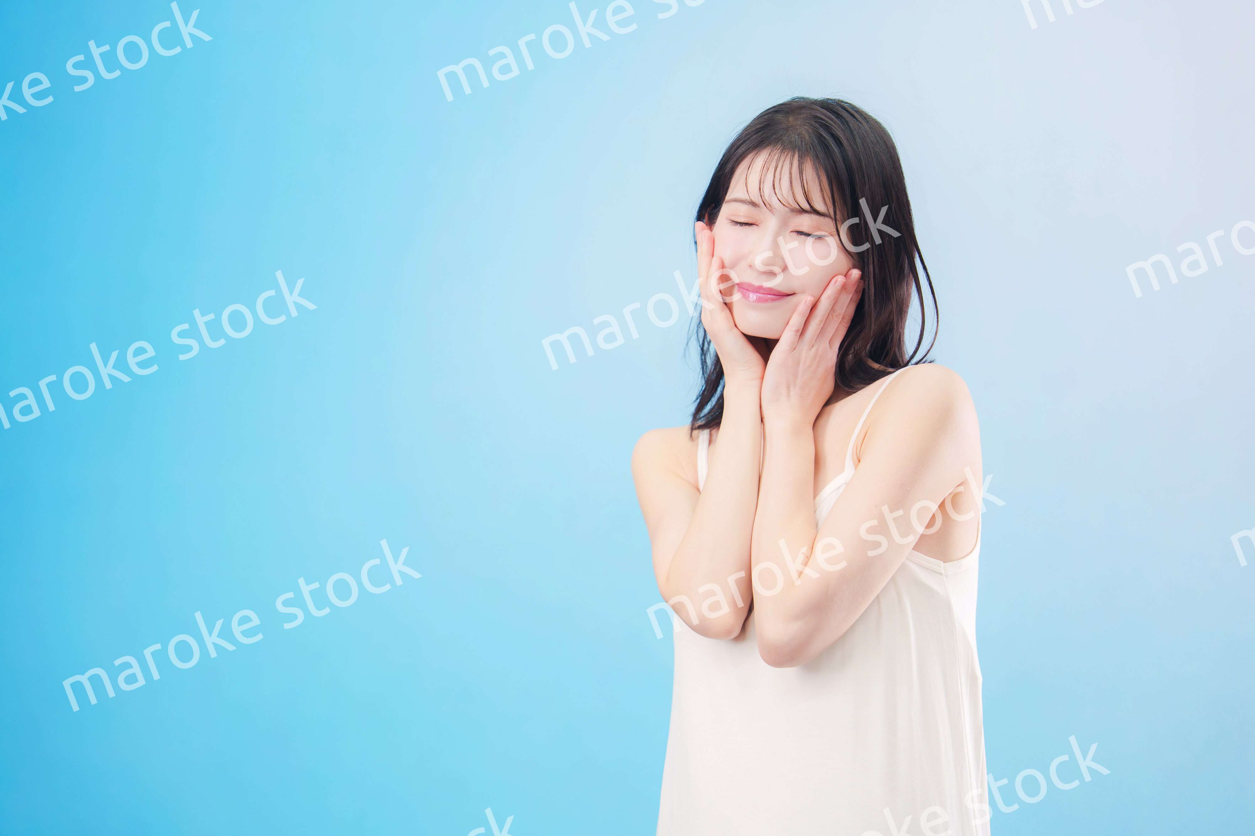 若い女性のビューティーイメージ（水色背景）