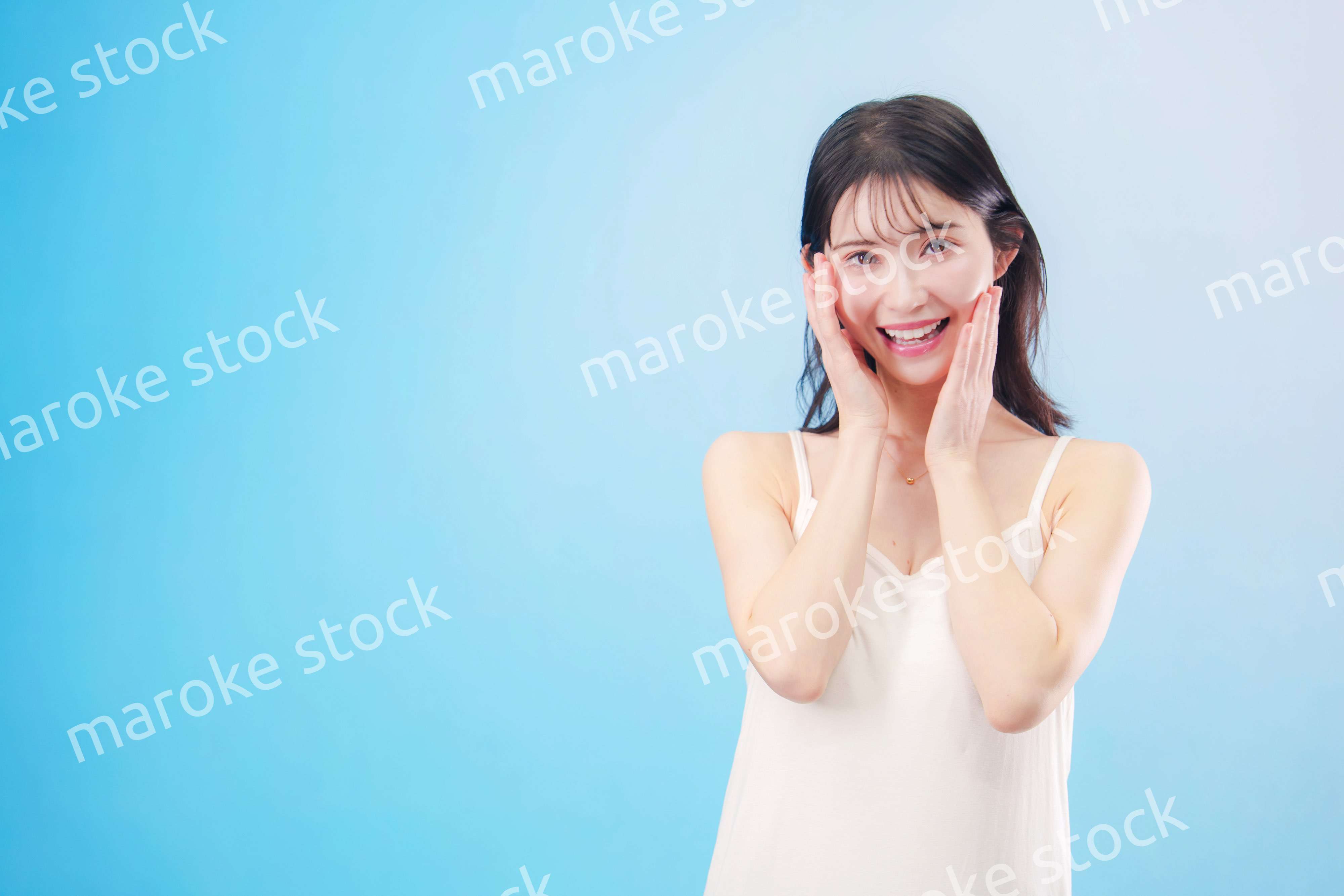 若い女性のビューティーイメージ（水色背景）