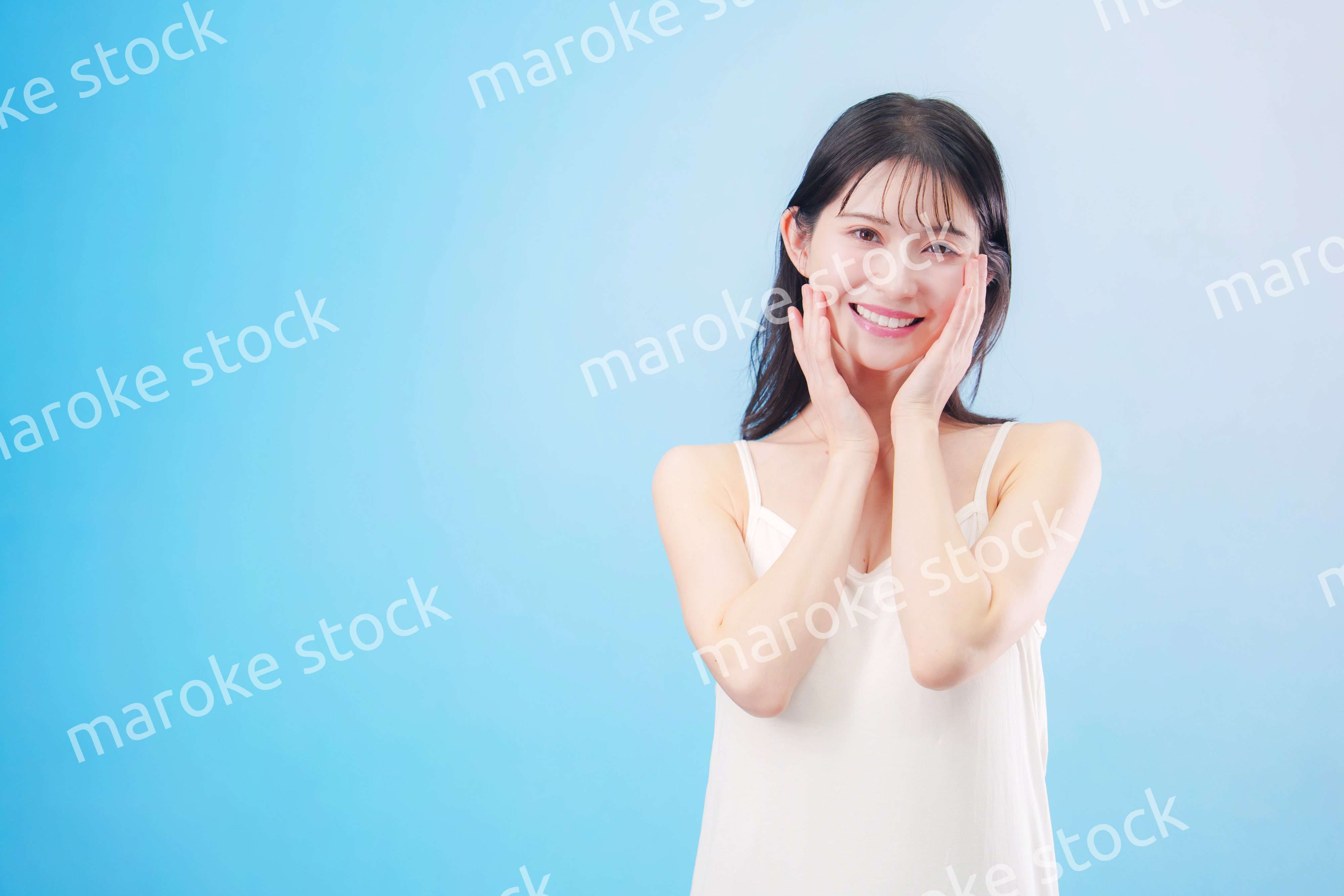 若い女性のビューティーイメージ（水色背景）