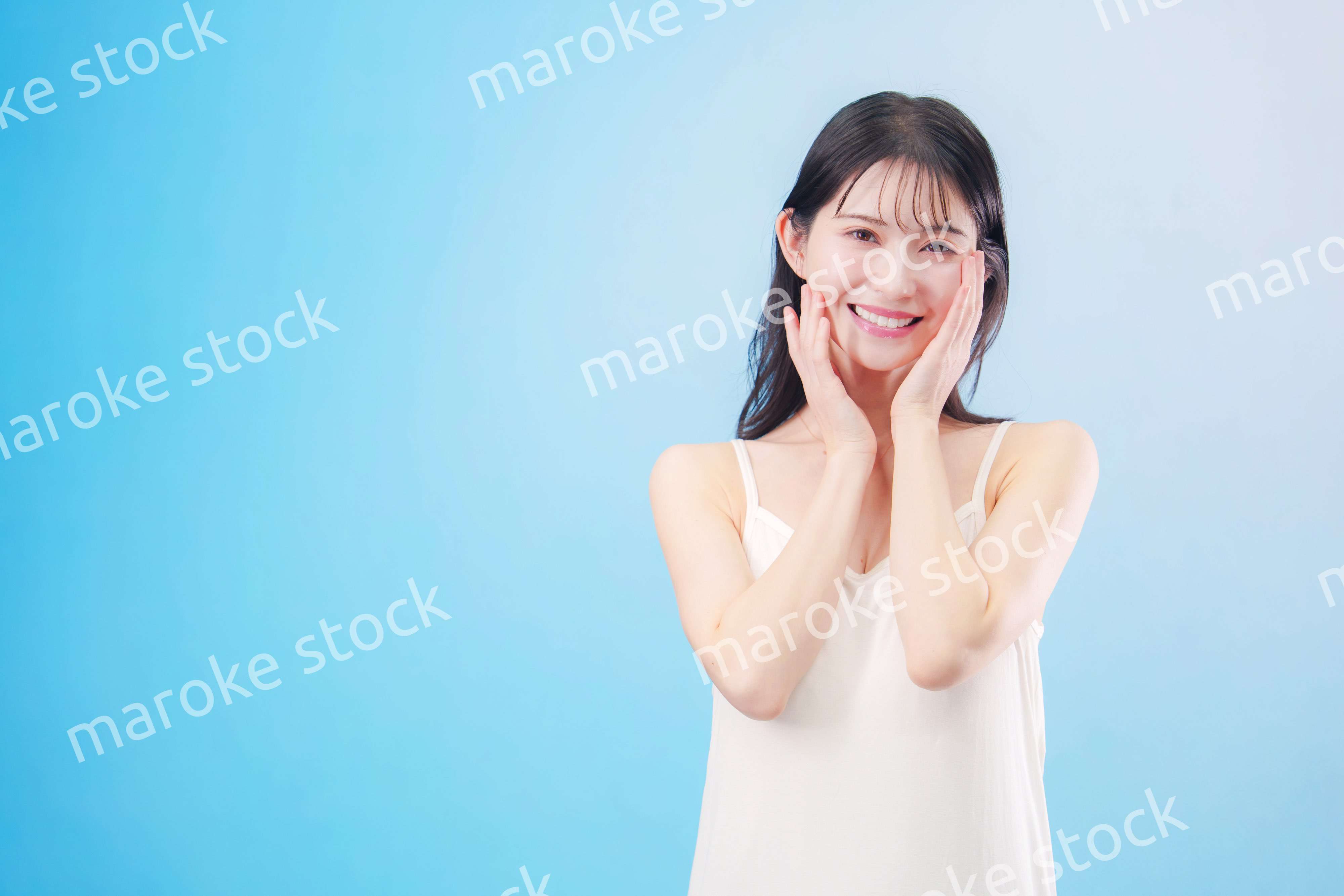 若い女性のビューティーイメージ（水色背景）