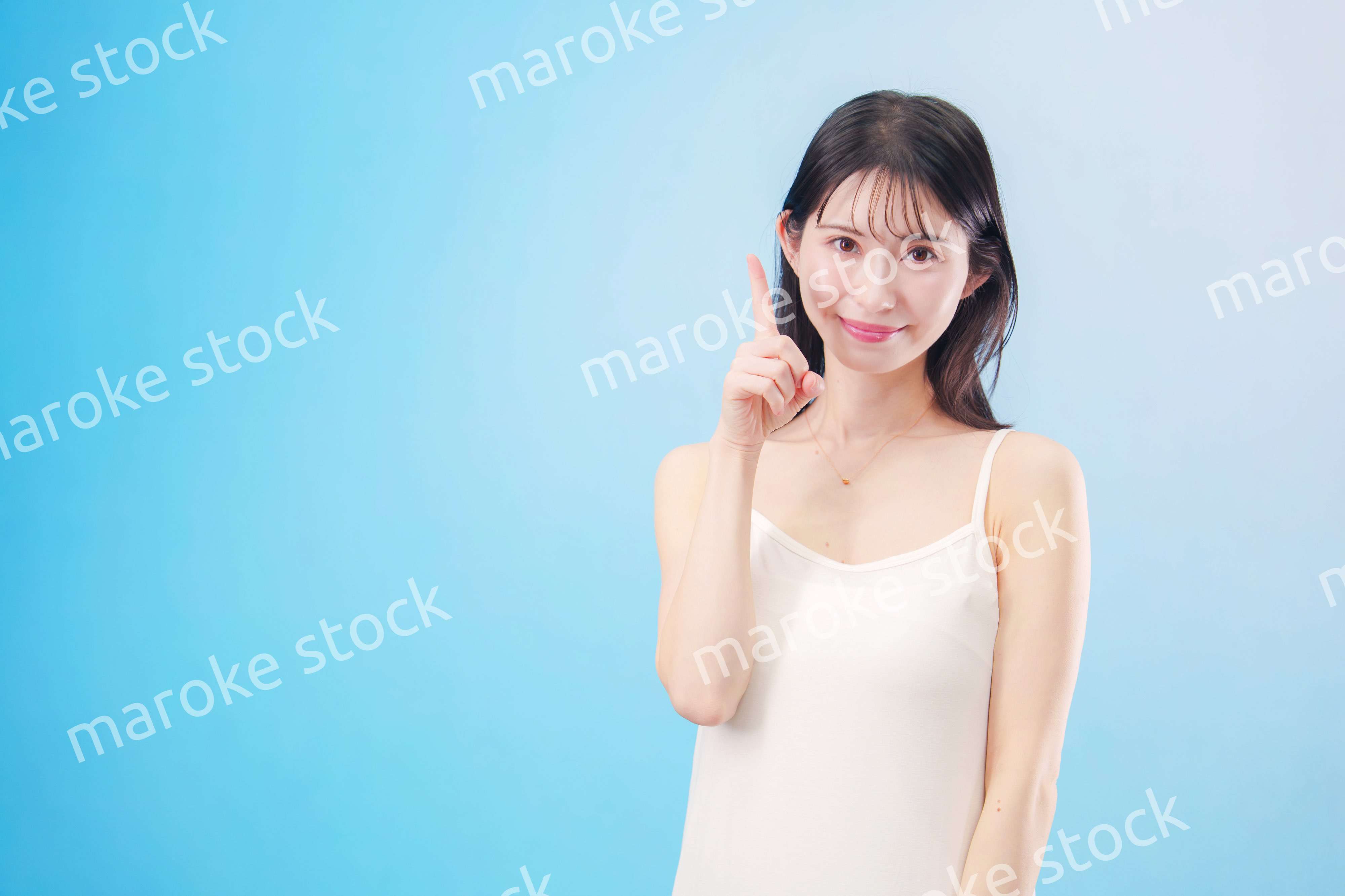 若い女性のビューティーイメージ（水色背景）