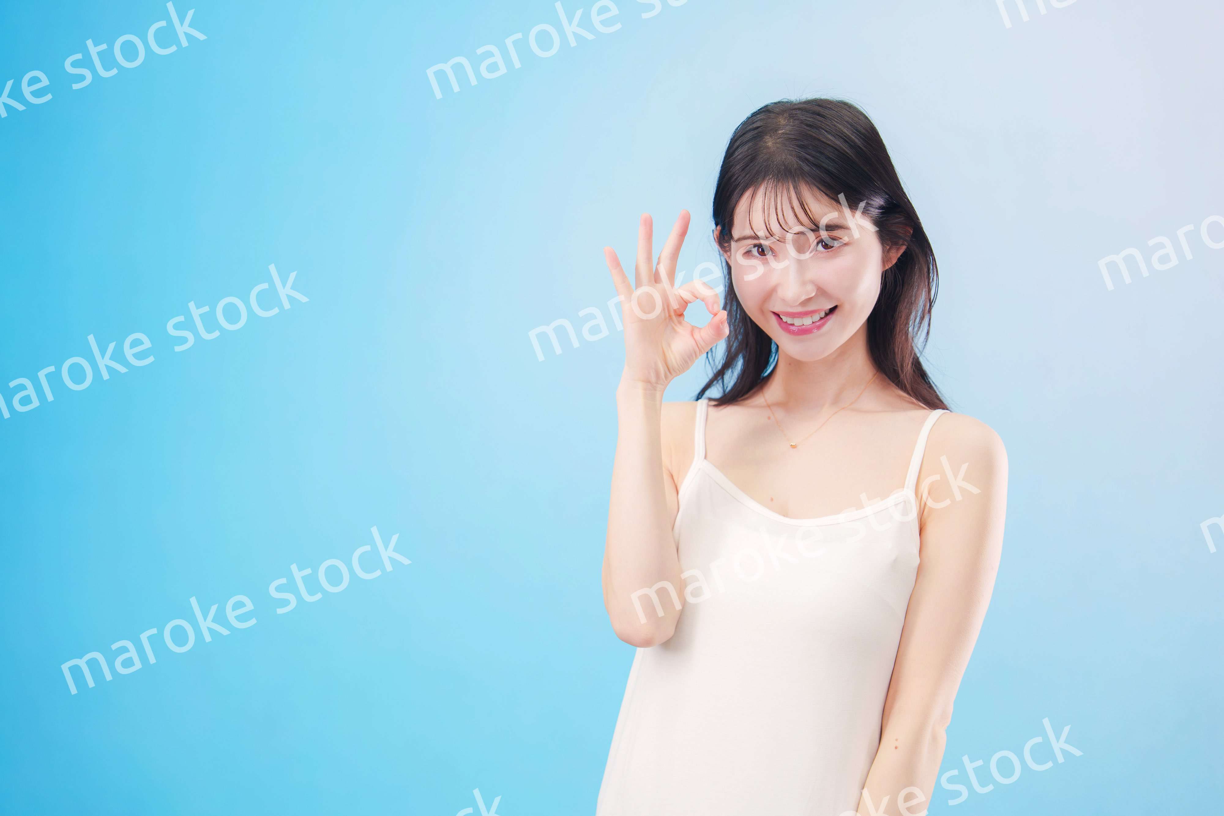 若い女性のビューティーイメージ（水色背景）