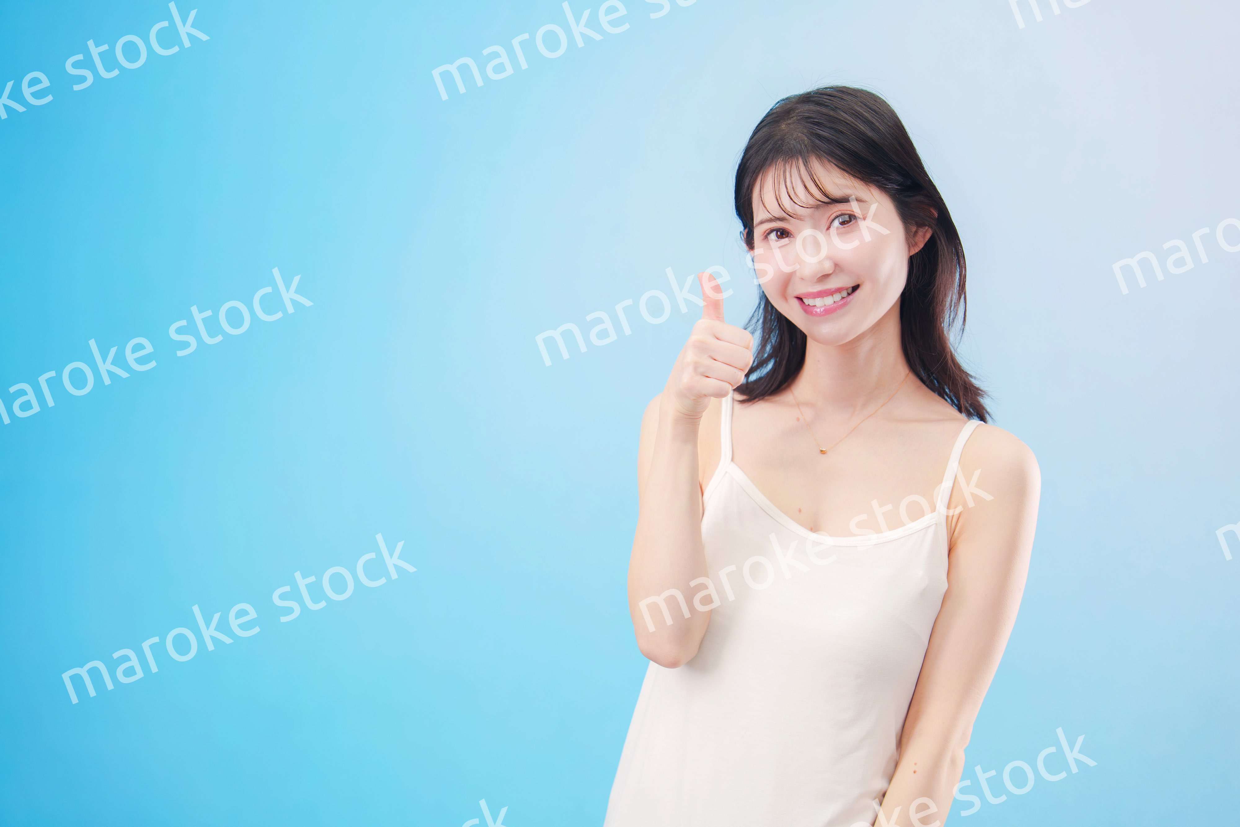 若い女性のビューティーイメージ（水色背景）