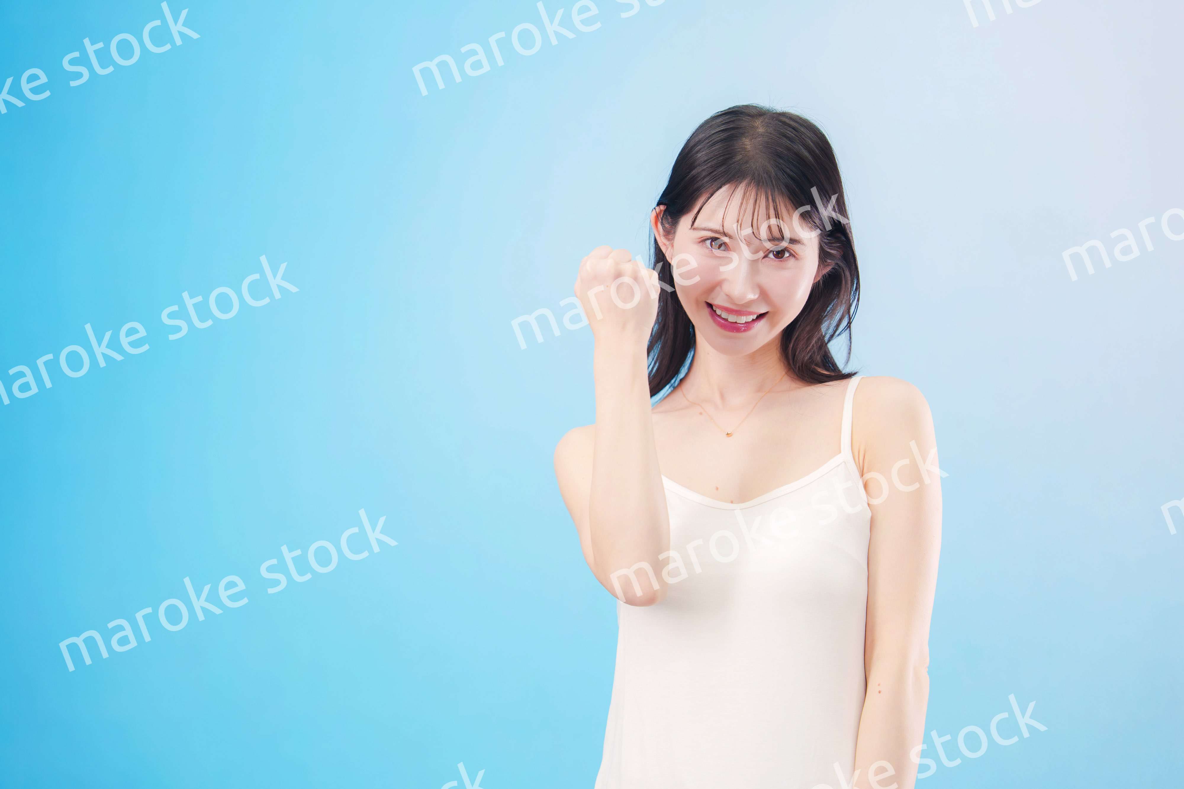 若い女性のビューティーイメージ（水色背景）